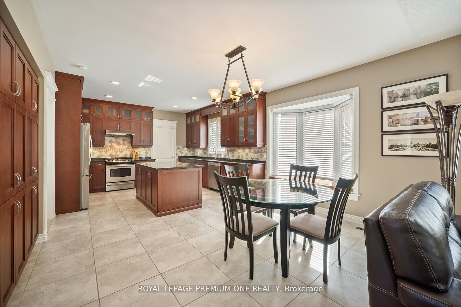 Photo 12 of 536 Village Parkway, Markham, Unionville — HOMEH