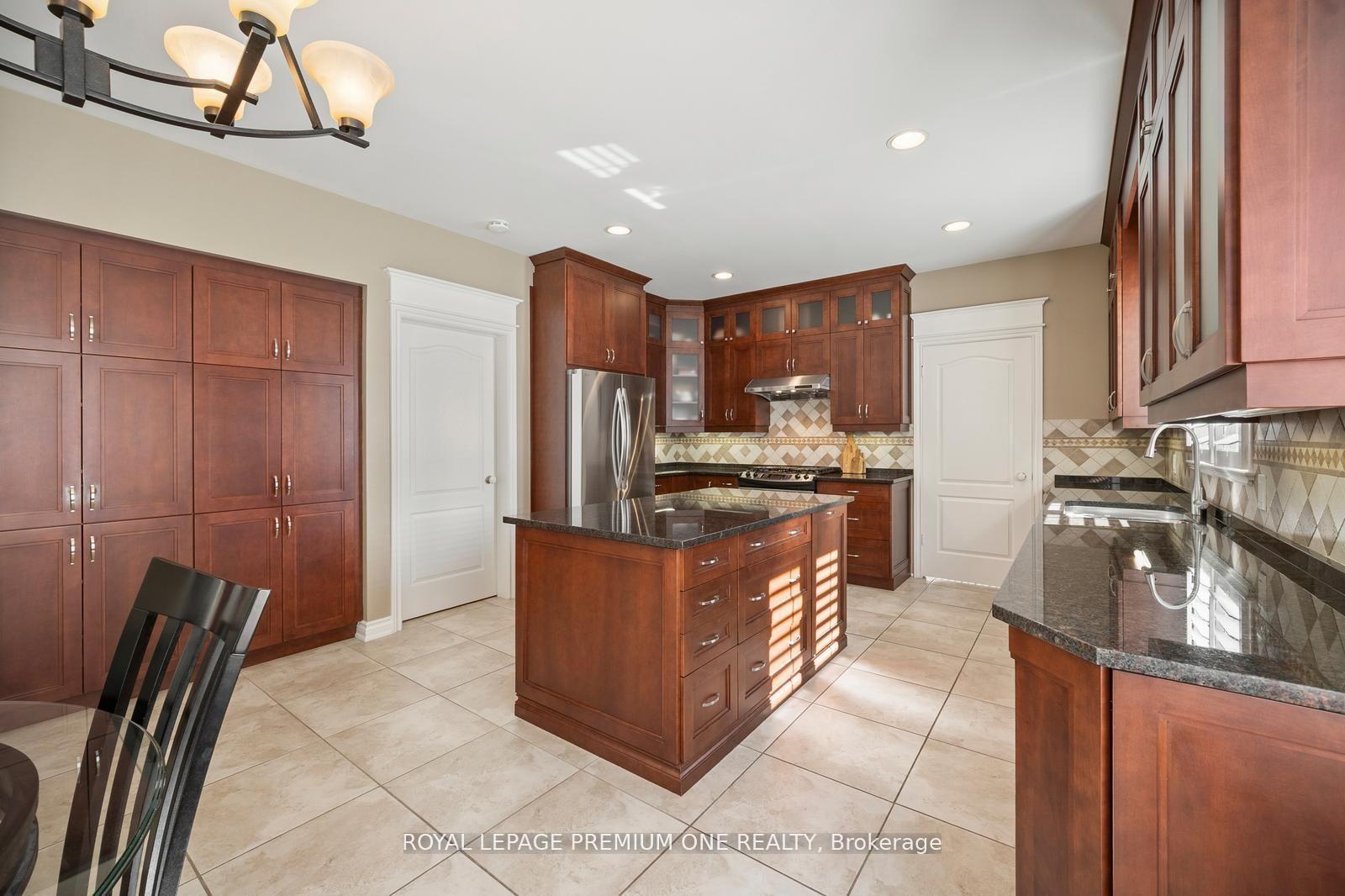 Photo 14 of 536 Village Parkway, Markham, Unionville — HOMEH