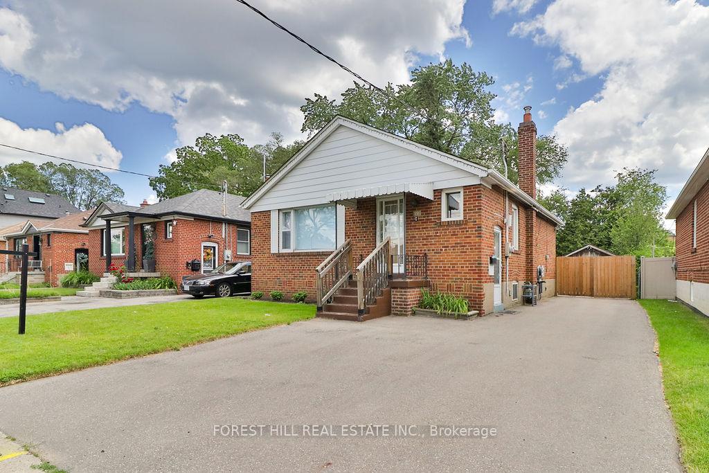 Photo 3 of 19 Silvercrest Avenue, Etobicoke, Alderwood — HOMEH