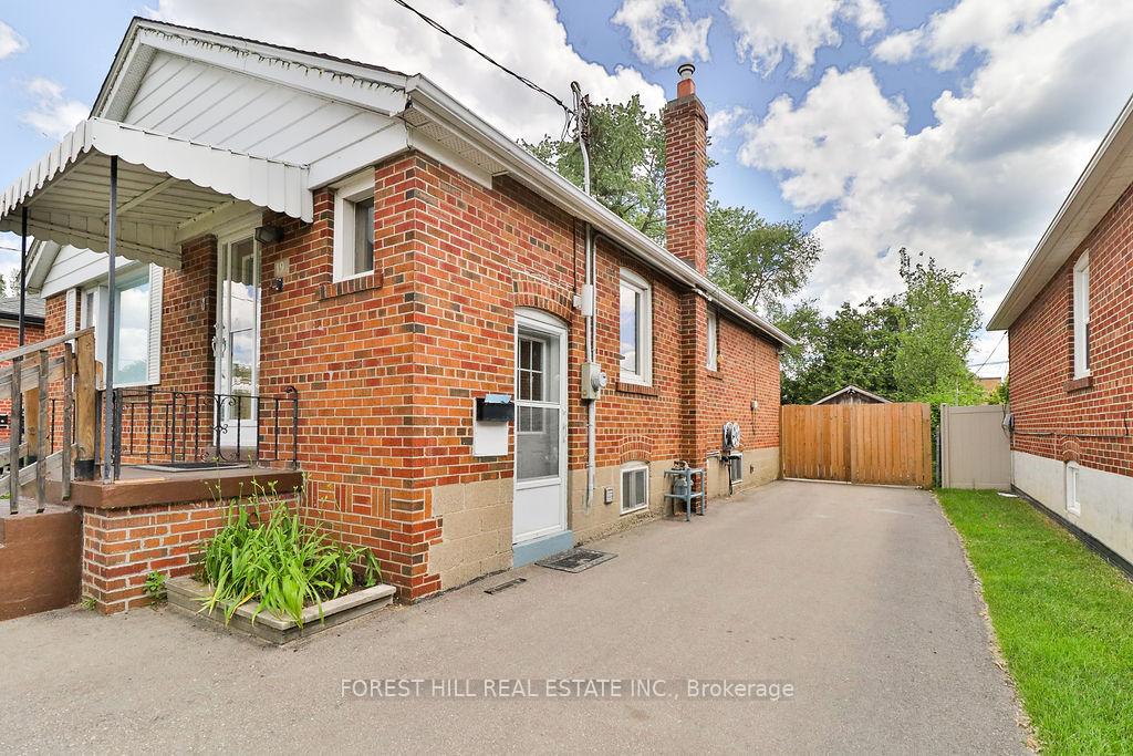 Photo 4 of 19 Silvercrest Avenue, Etobicoke, Alderwood — HOMEH