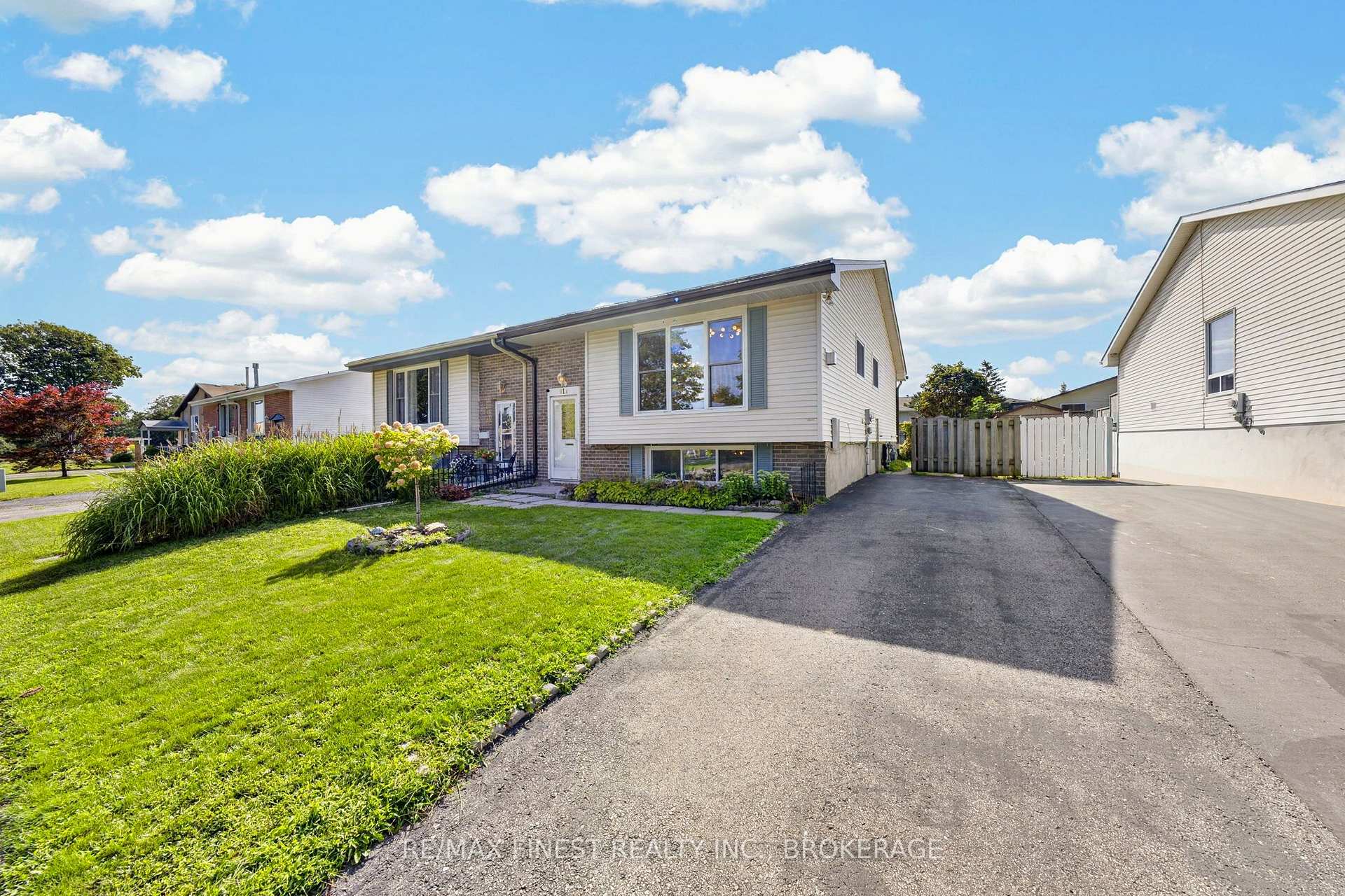 Photo 2 of 811 Cunningham Crescent, Brockville, Brockville — HOMEH