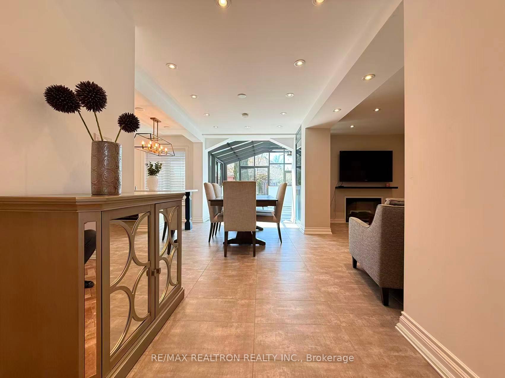 Photo 3 of 213 Roseheath Drive, Vaughan, Maple — HOMEH