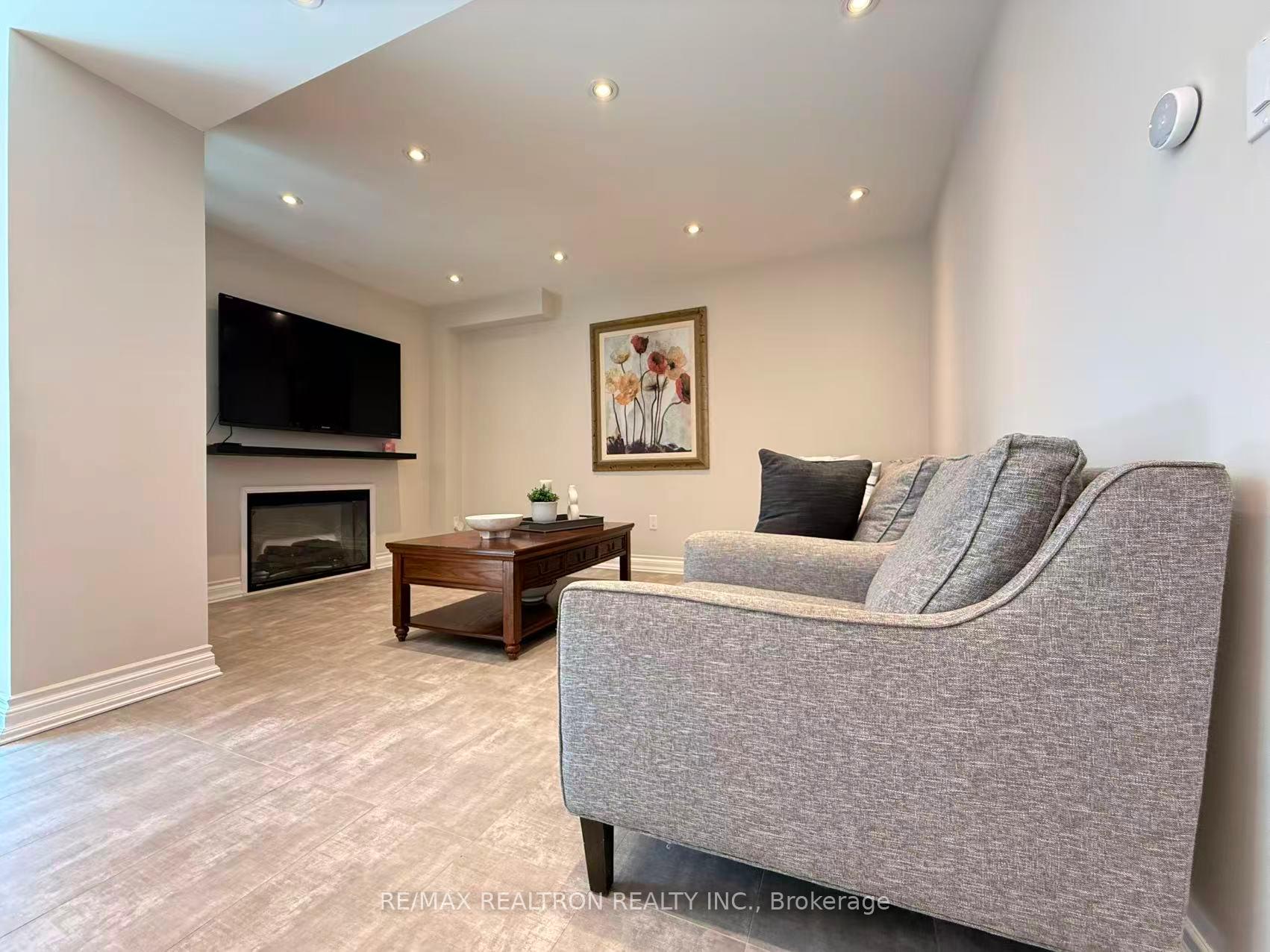 Photo 4 of 213 Roseheath Drive, Vaughan, Maple — HOMEH