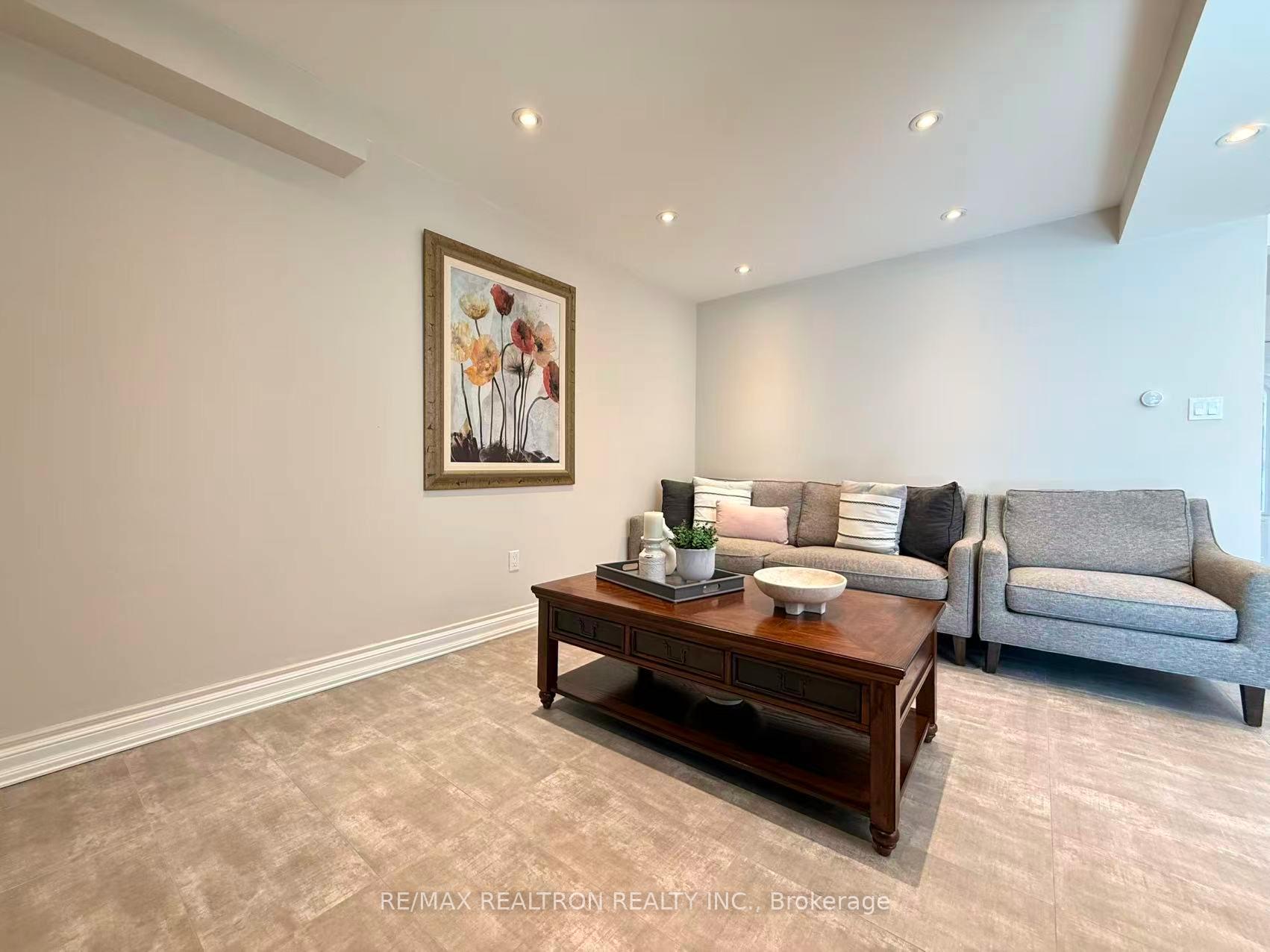 Photo 5 of 213 Roseheath Drive, Vaughan, Maple — HOMEH