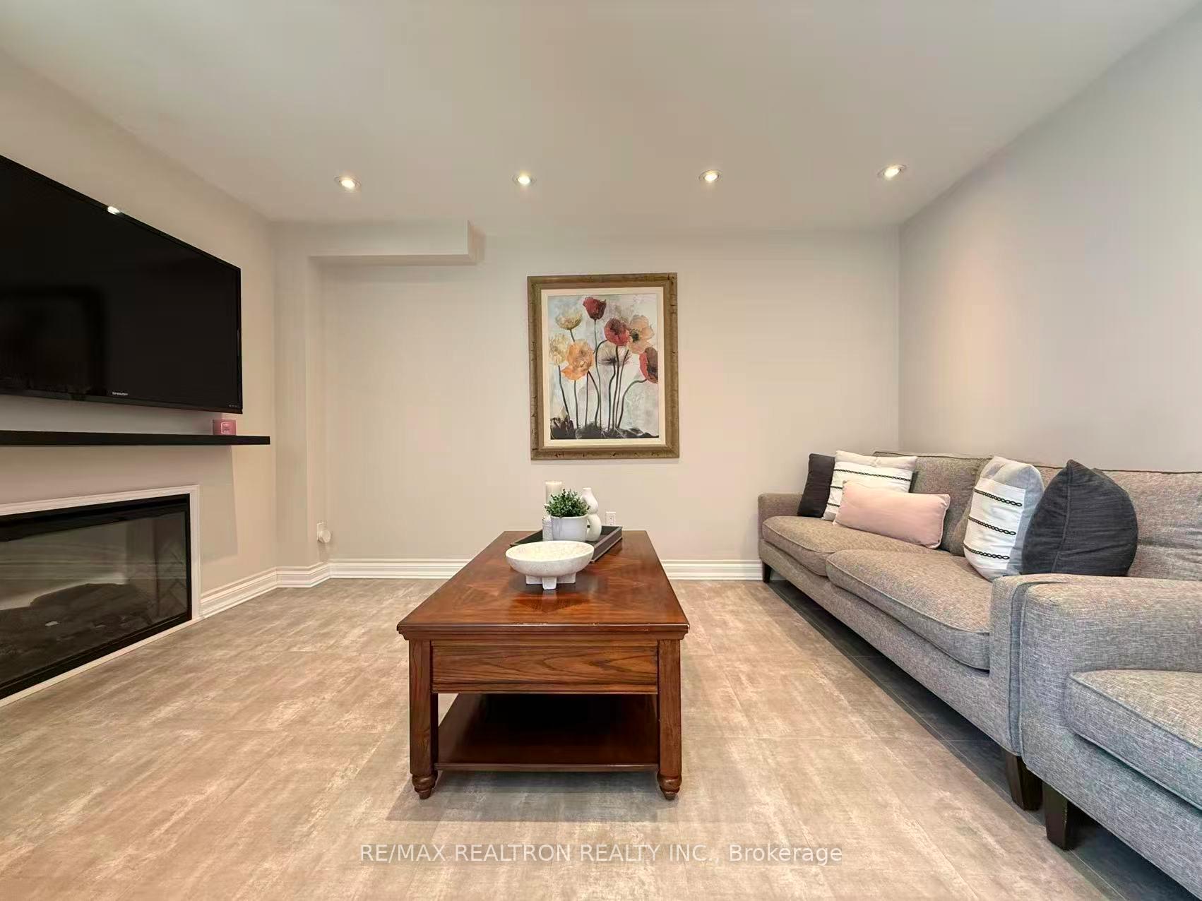 Photo 6 of 213 Roseheath Drive, Vaughan, Maple — HOMEH