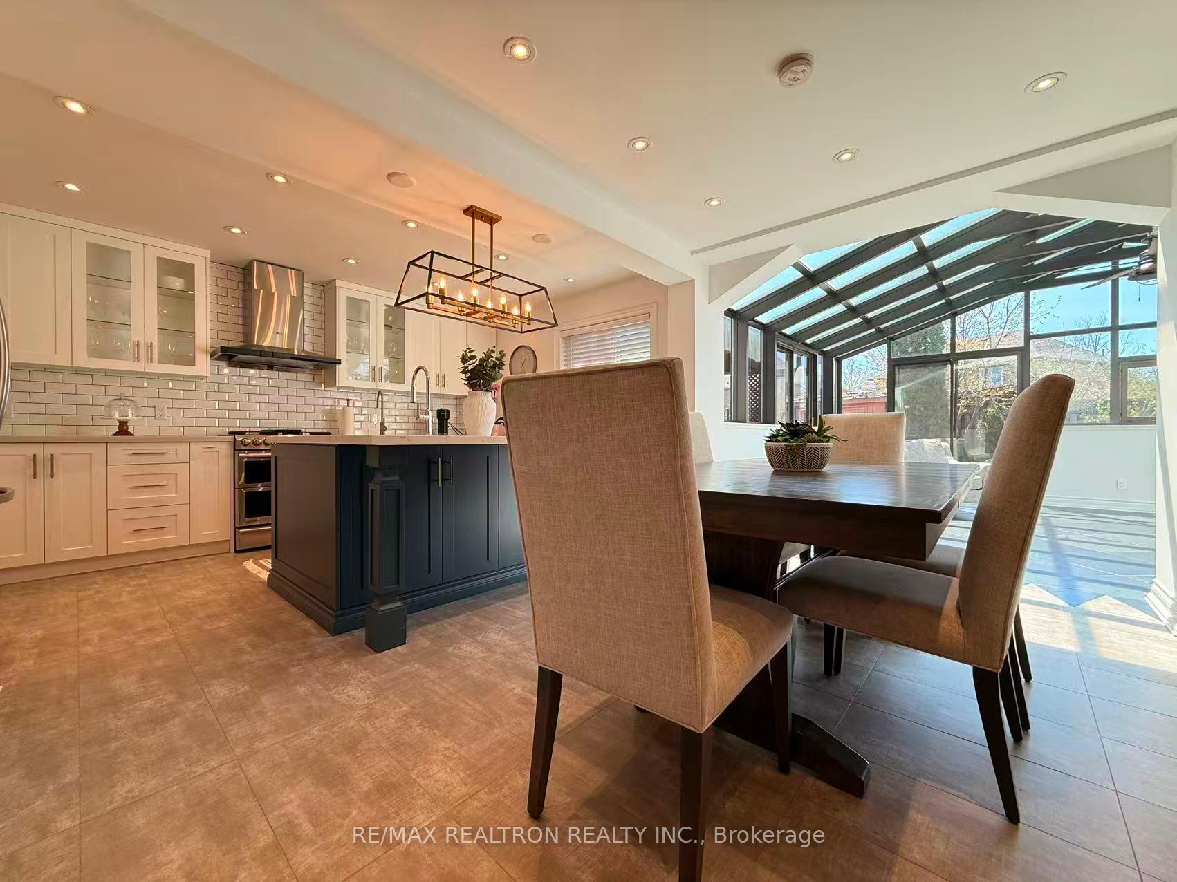 Photo 7 of 213 Roseheath Drive, Vaughan, Maple — HOMEH