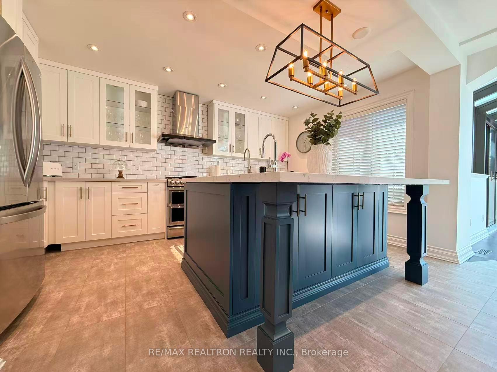 Photo 8 of 213 Roseheath Drive, Vaughan, Maple — HOMEH