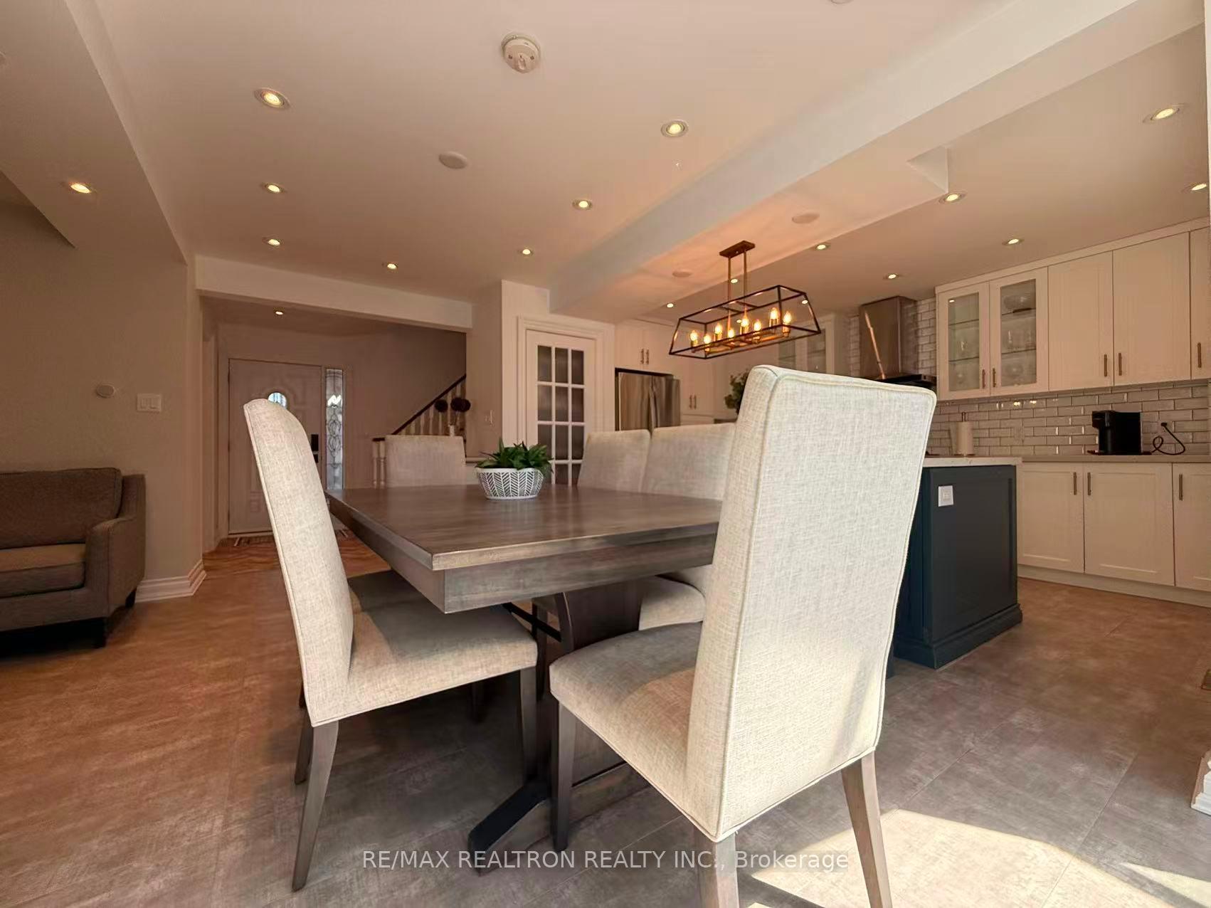 Photo 9 of 213 Roseheath Drive, Vaughan, Maple — HOMEH