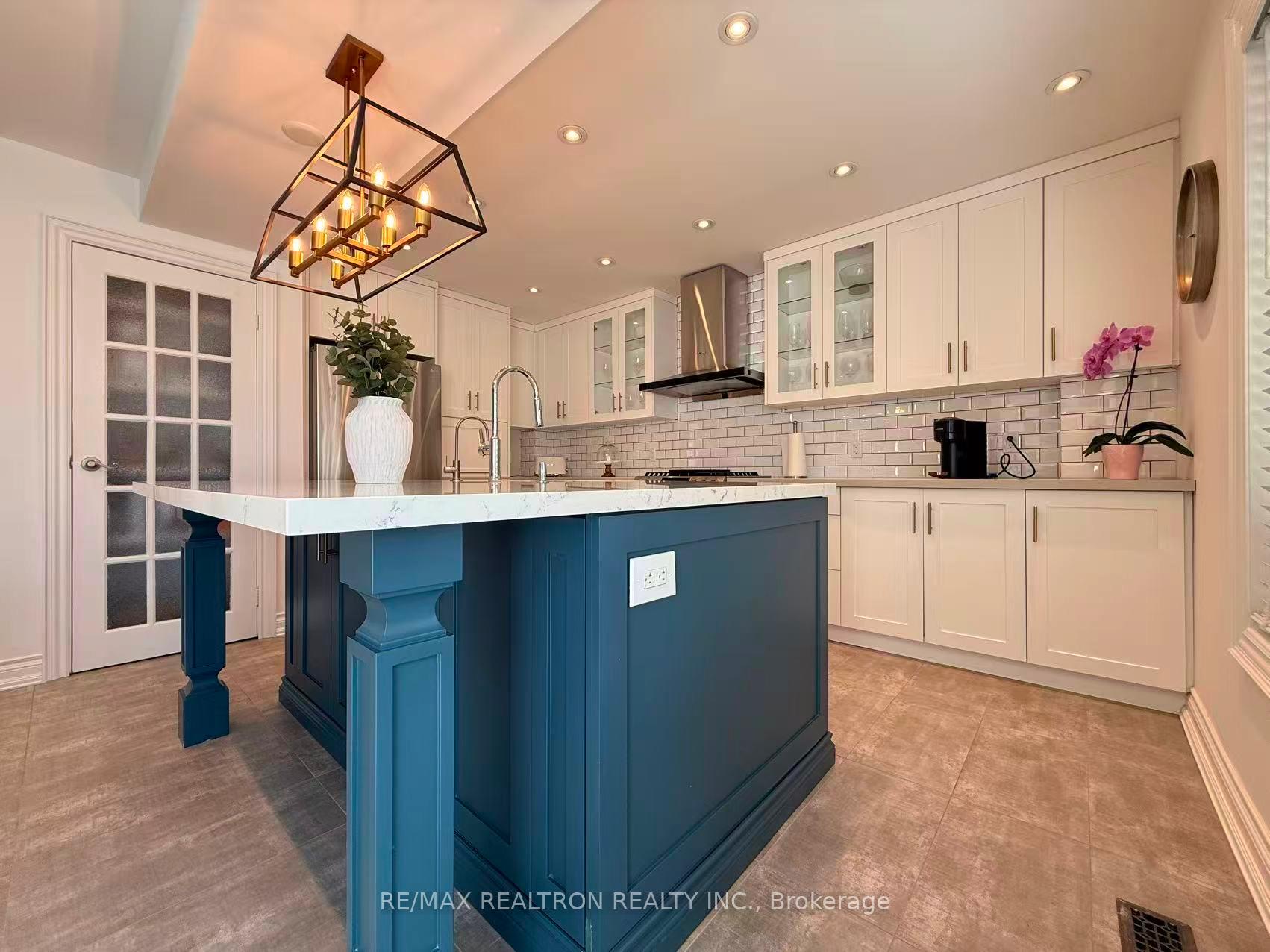 Photo 10 of 213 Roseheath Drive, Vaughan, Maple — HOMEH