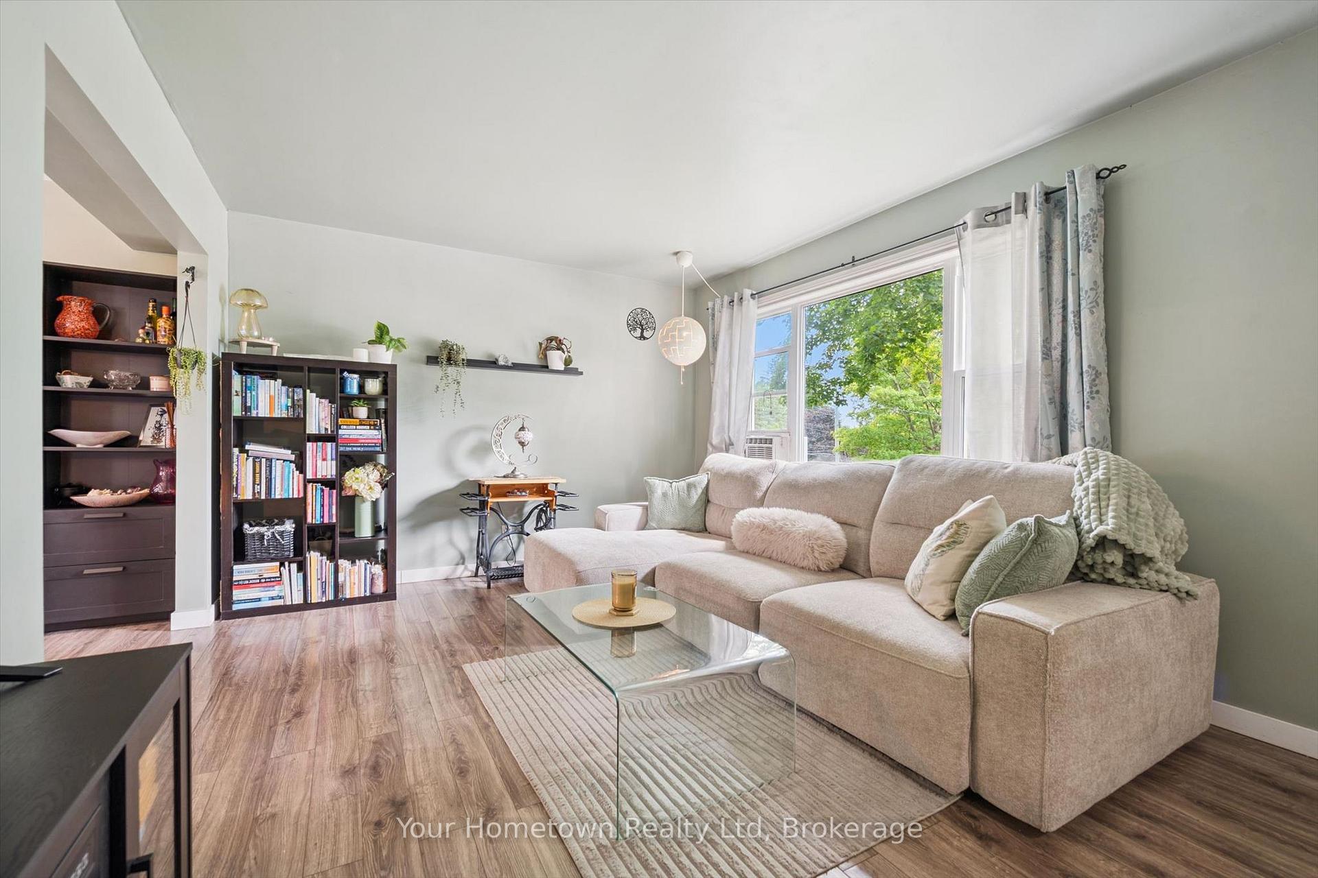 Photo 4 of 497 St Patrick Street E, Centre Wellington, Fergus — HOMEH