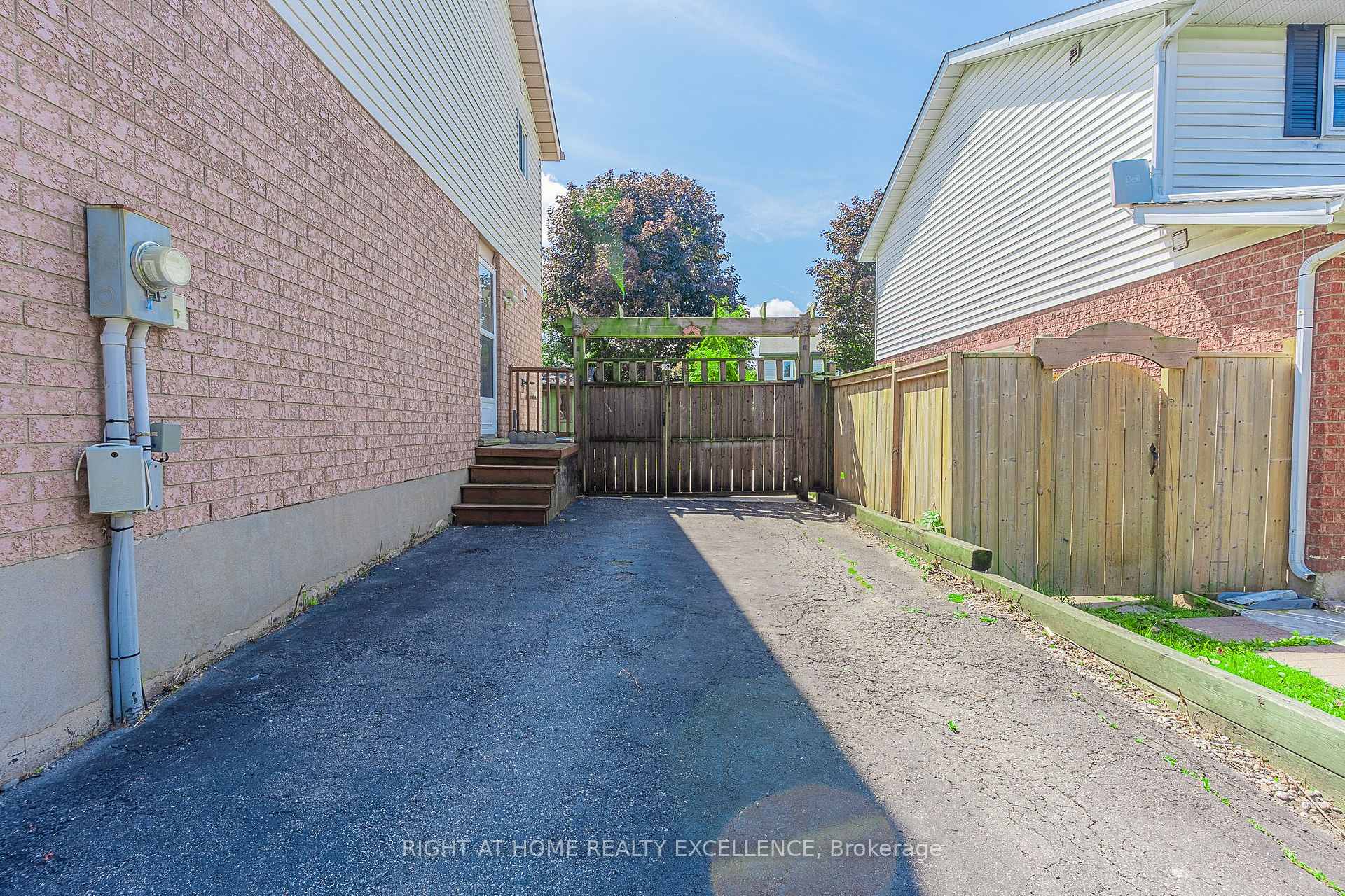 Photo 4 of 1007 Elgin Street N, Cambridge, Greenway-Chaplin — HOMEH