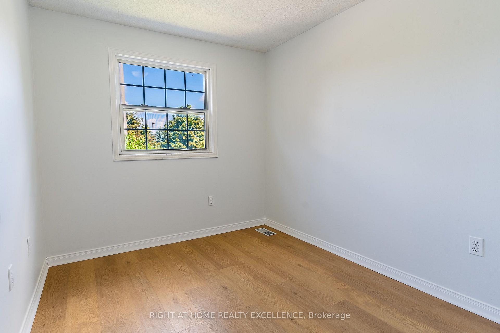 Photo 33 of 1007 Elgin Street N, Cambridge, Greenway-Chaplin — HOMEH
