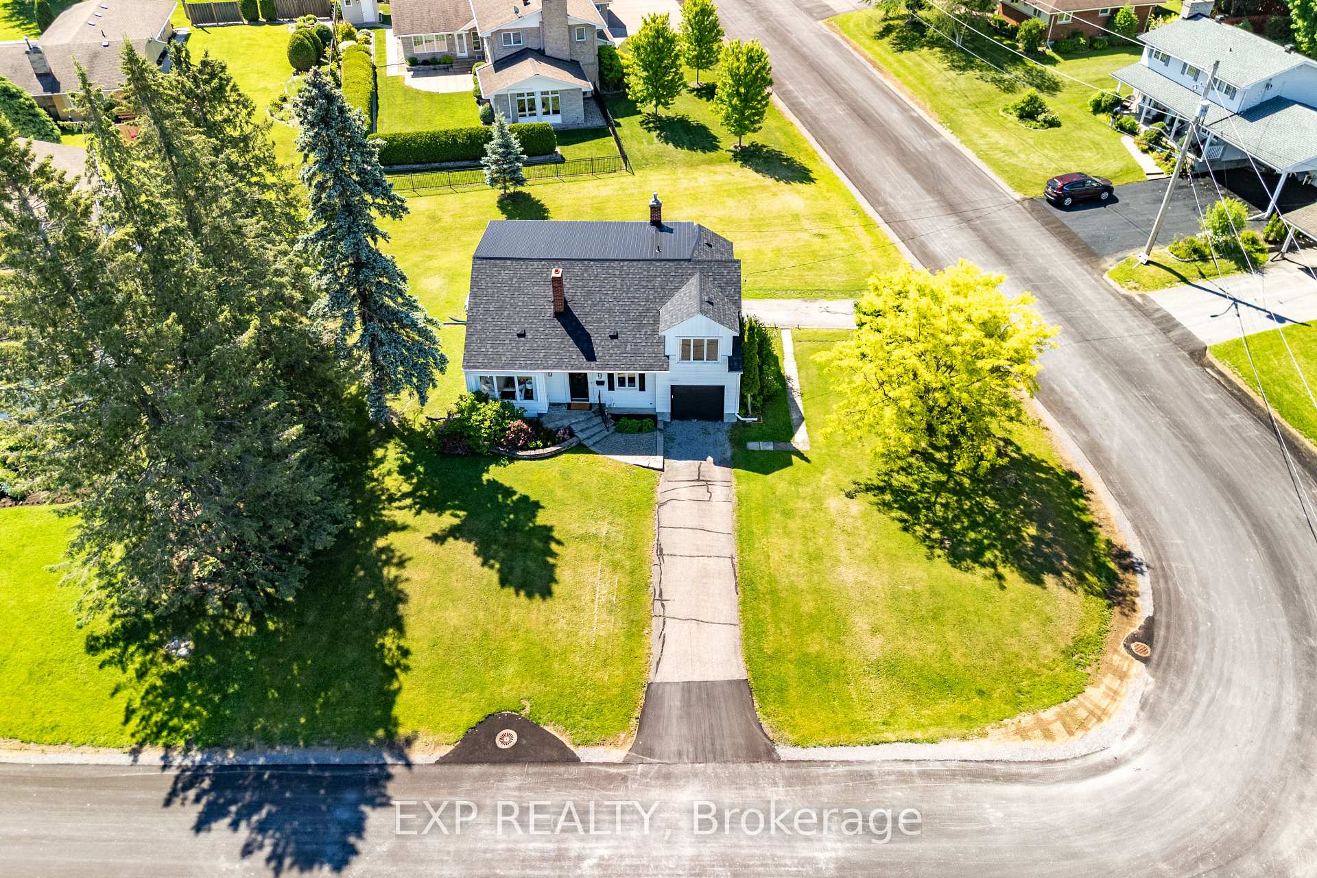 Photo 3 of 150 Stevenson Crescent, Renfrew, Renfrew — HOMEH