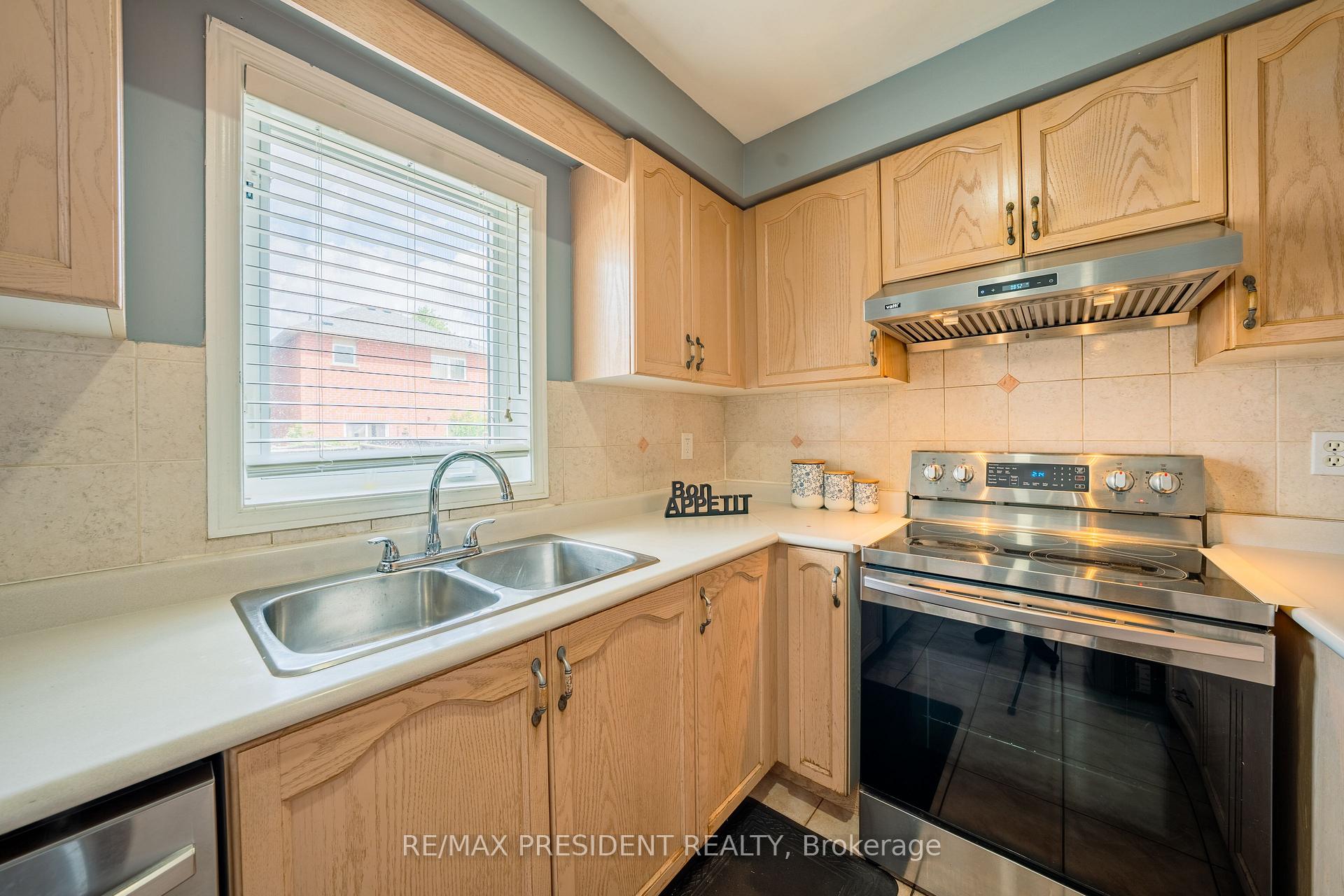 Photo 19 of 4 Redfinch Way, Brampton, Fletcher's Meadow — HOMEH