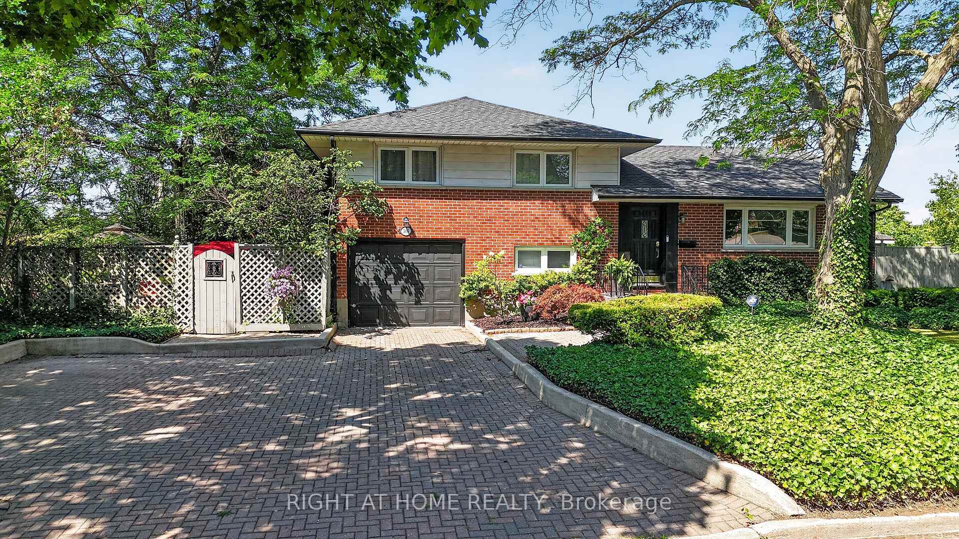 Photo of 366 Burlington Crescent