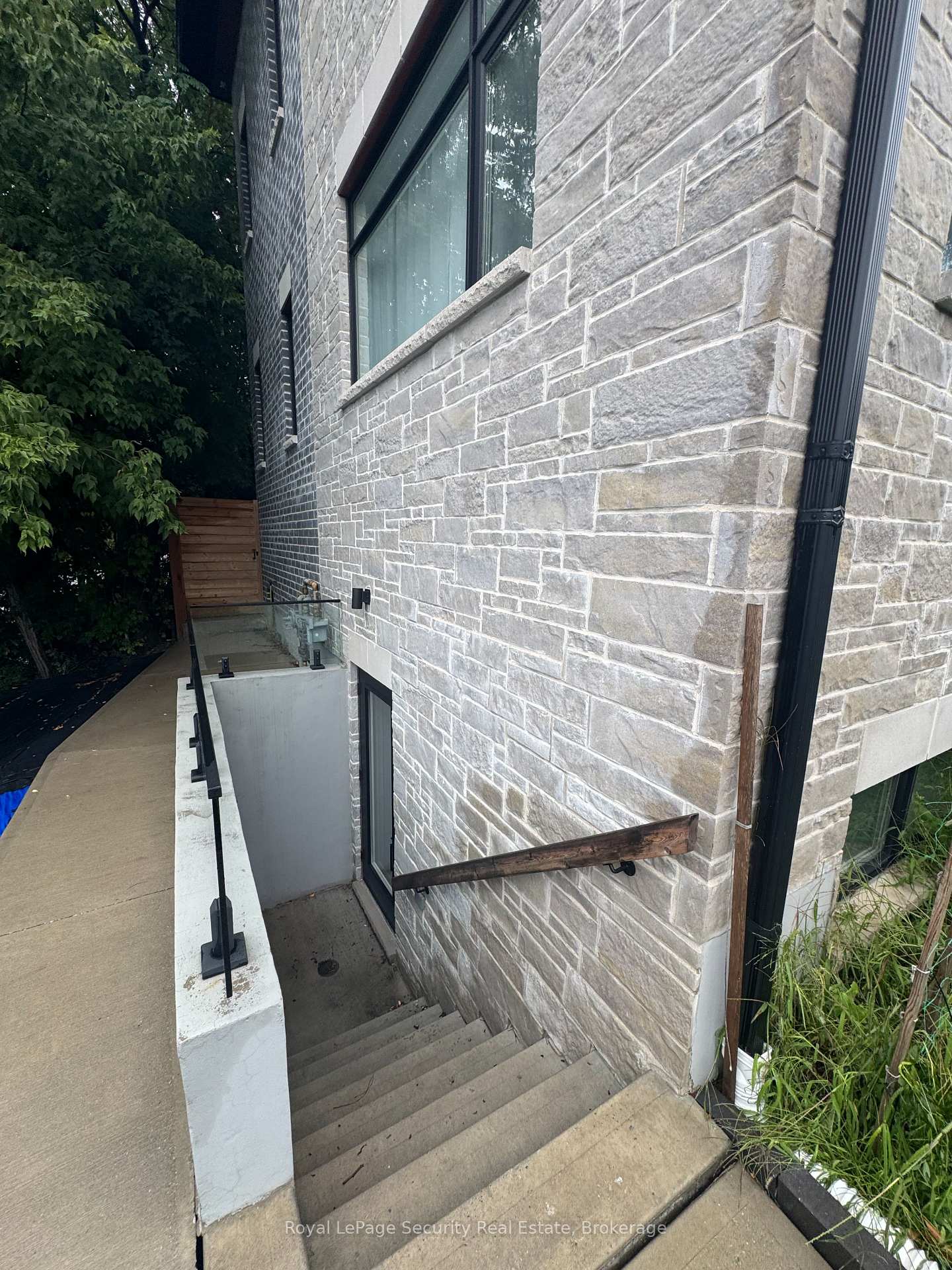 Front of Unit Lower #2, 196 Strathnairn Avenue