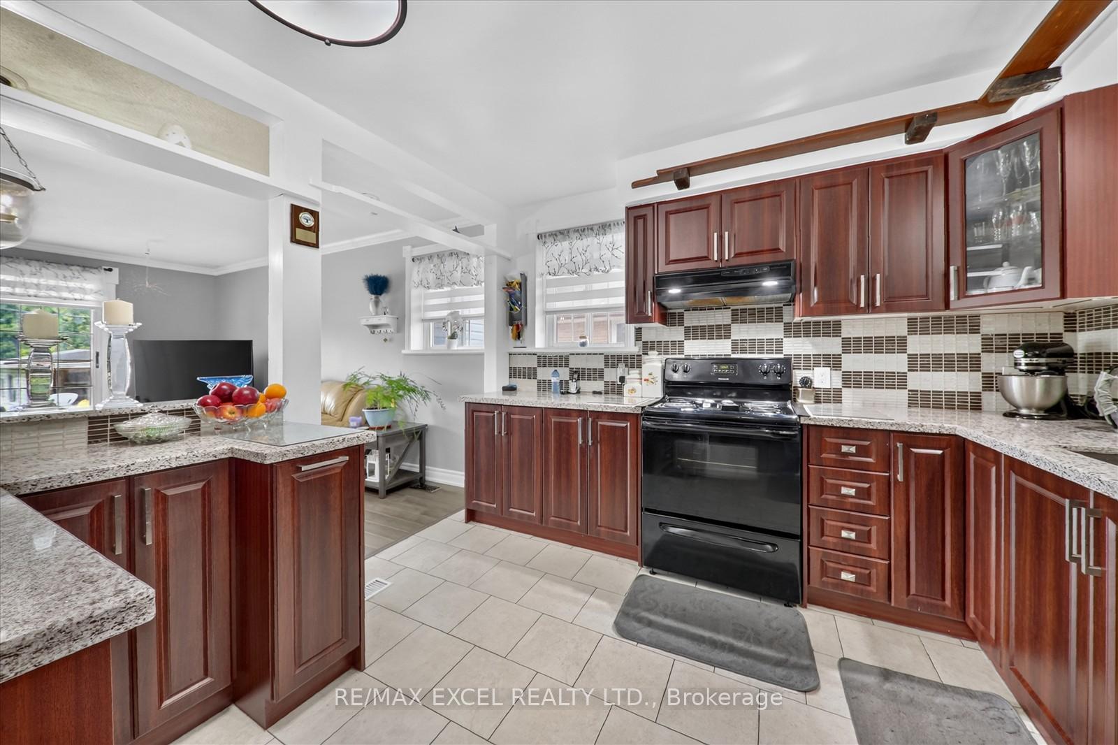 Photo 8 of 62 Sundance Crescent, Scarborough, Woburn — HOMEH