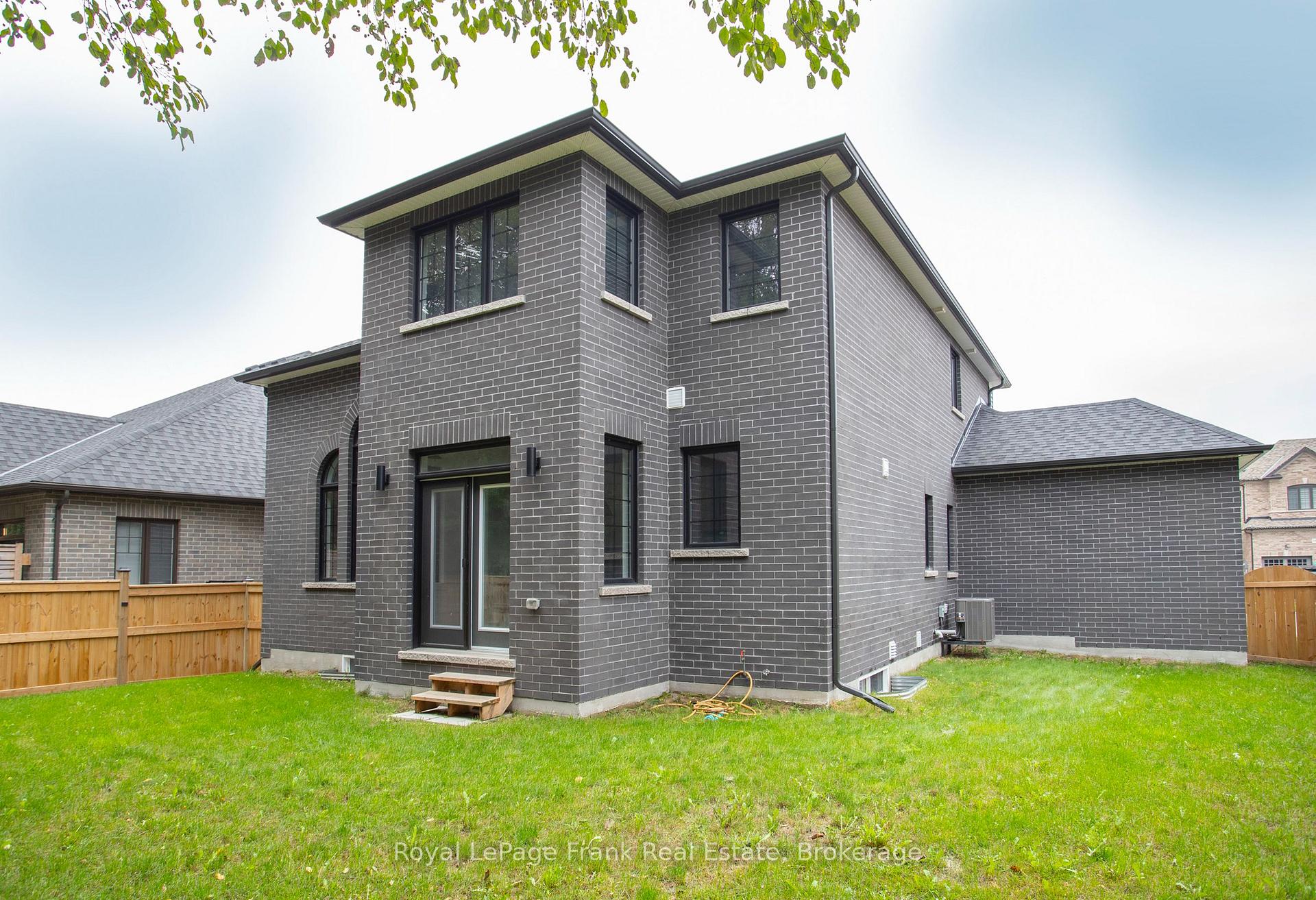 Photo 35 of 352 Northglen Boulevard, Clarington, Bowmanville — HOMEH