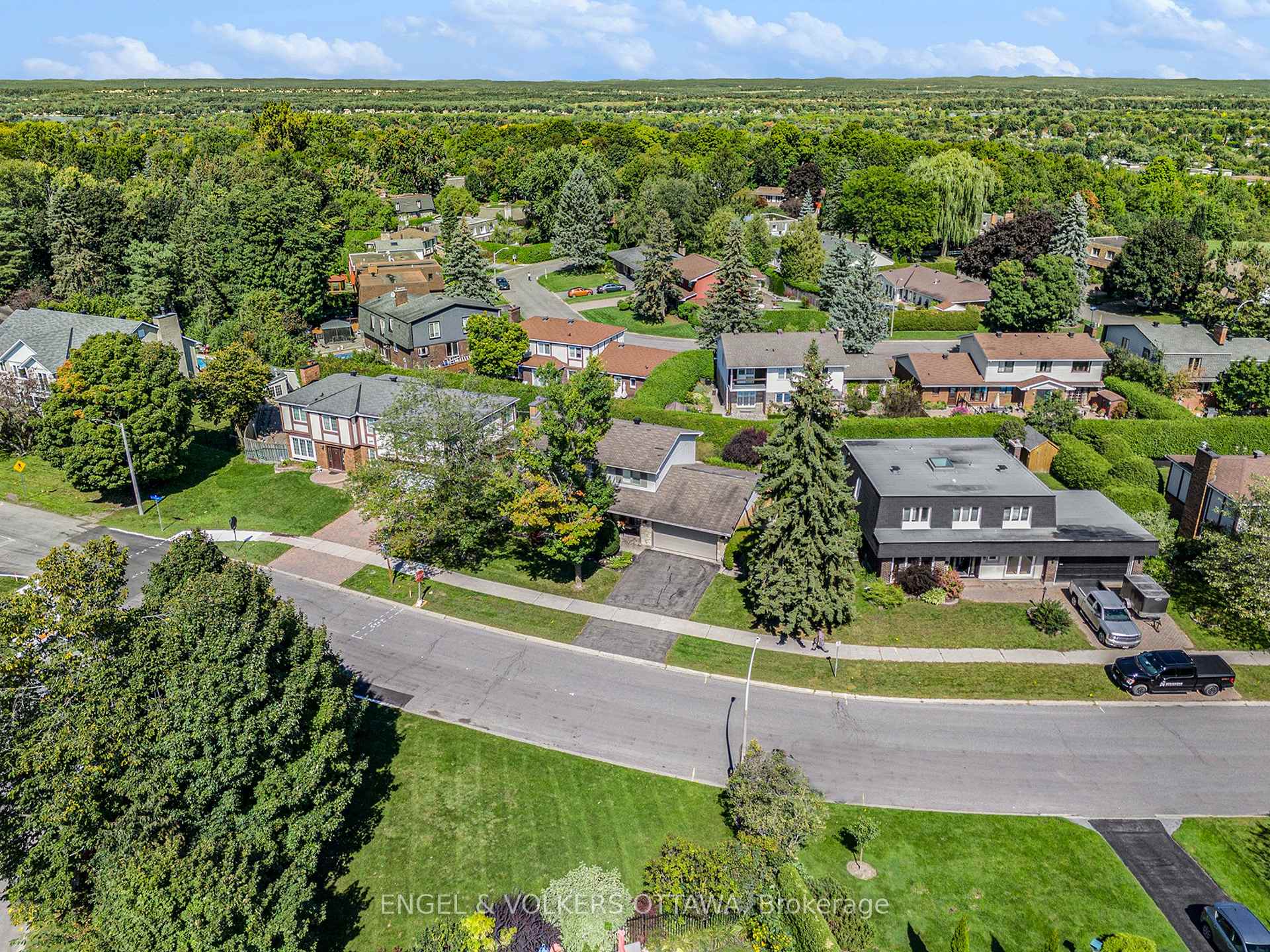 Photo 5 of 1941 Naskapi Drive, Ottawa, Beaconwood — HOMEH