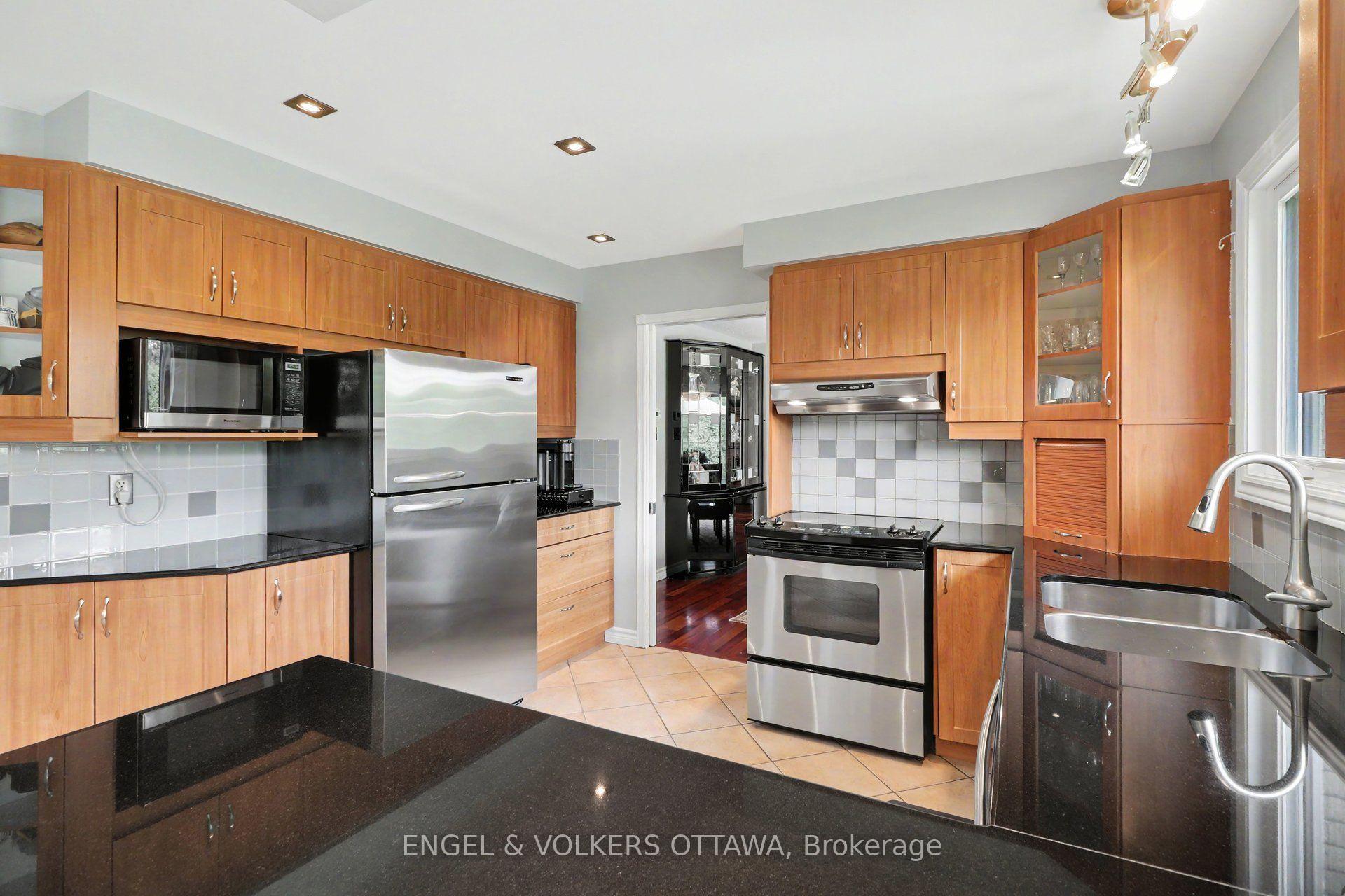 Photo 18 of 1941 Naskapi Drive, Ottawa, Beaconwood — HOMEH