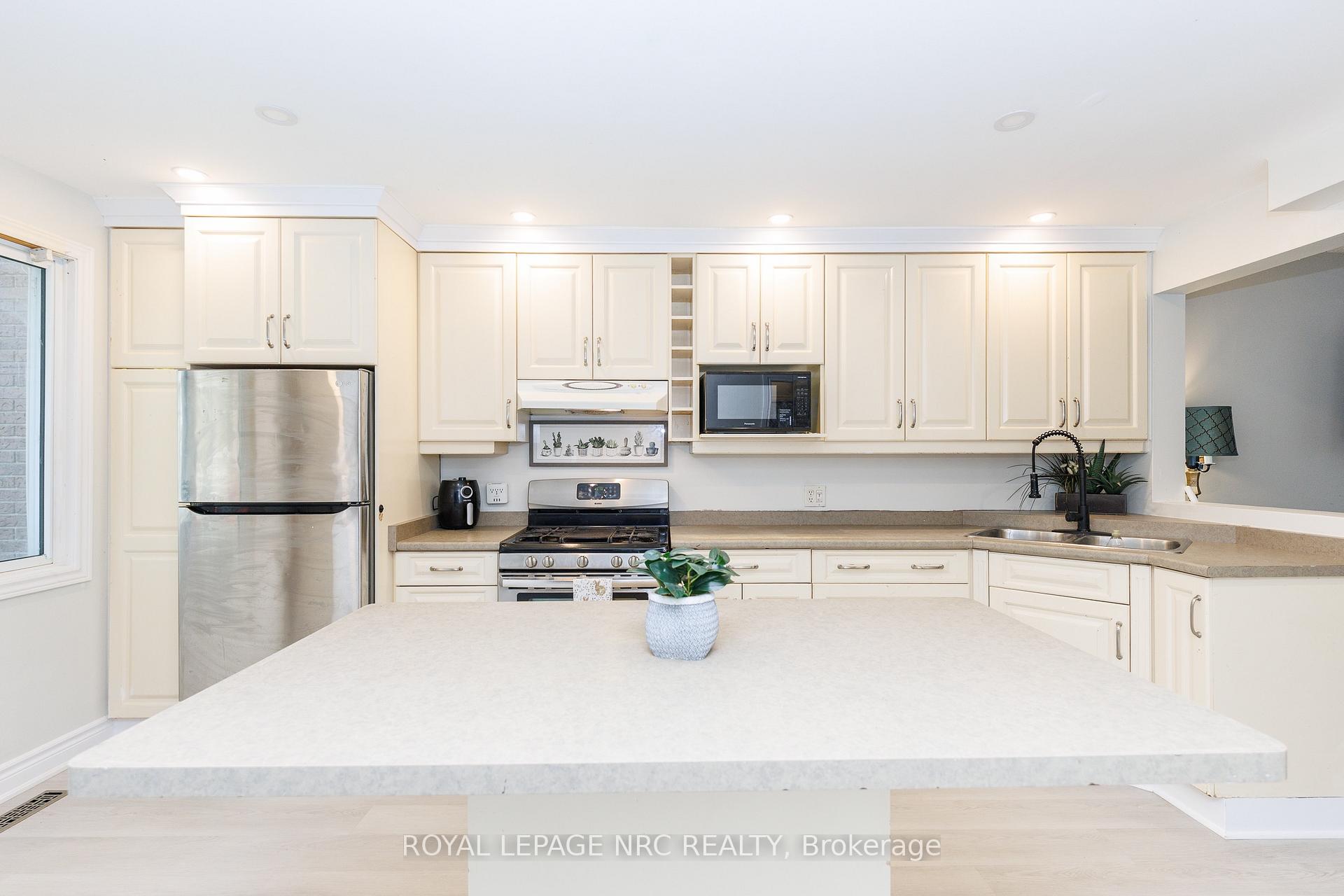 Photo 2 of 6562 Harmony Avenue, Niagara Falls, West Wood — HOMEH