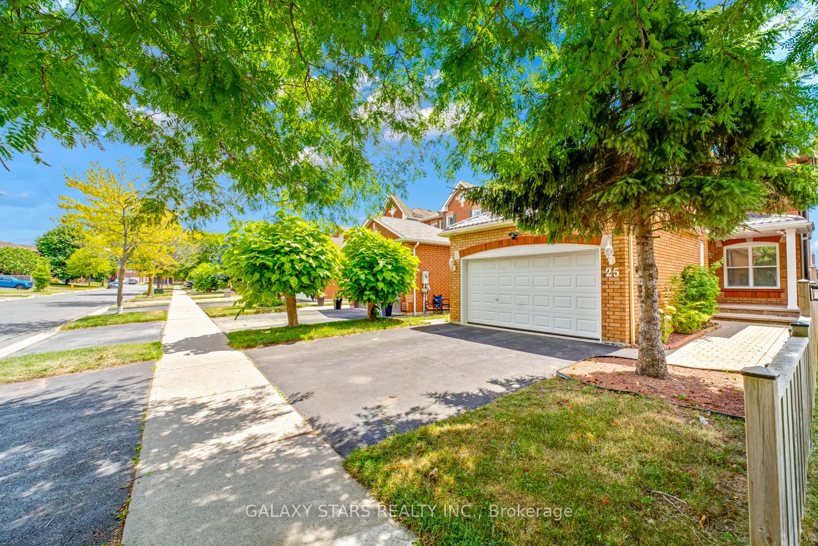 Photo 2 of 25 Fieldnest Crescent, Whitby, Rolling Acres — HOMEH