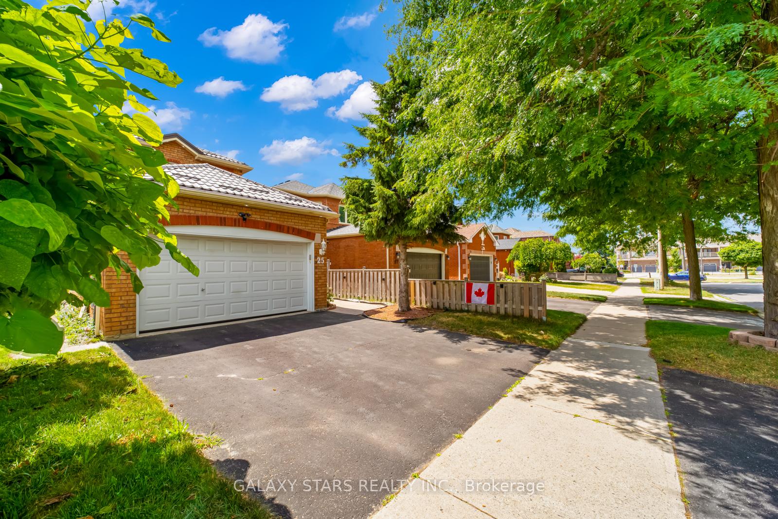 Photo 3 of 25 Fieldnest Crescent, Whitby, Rolling Acres — HOMEH