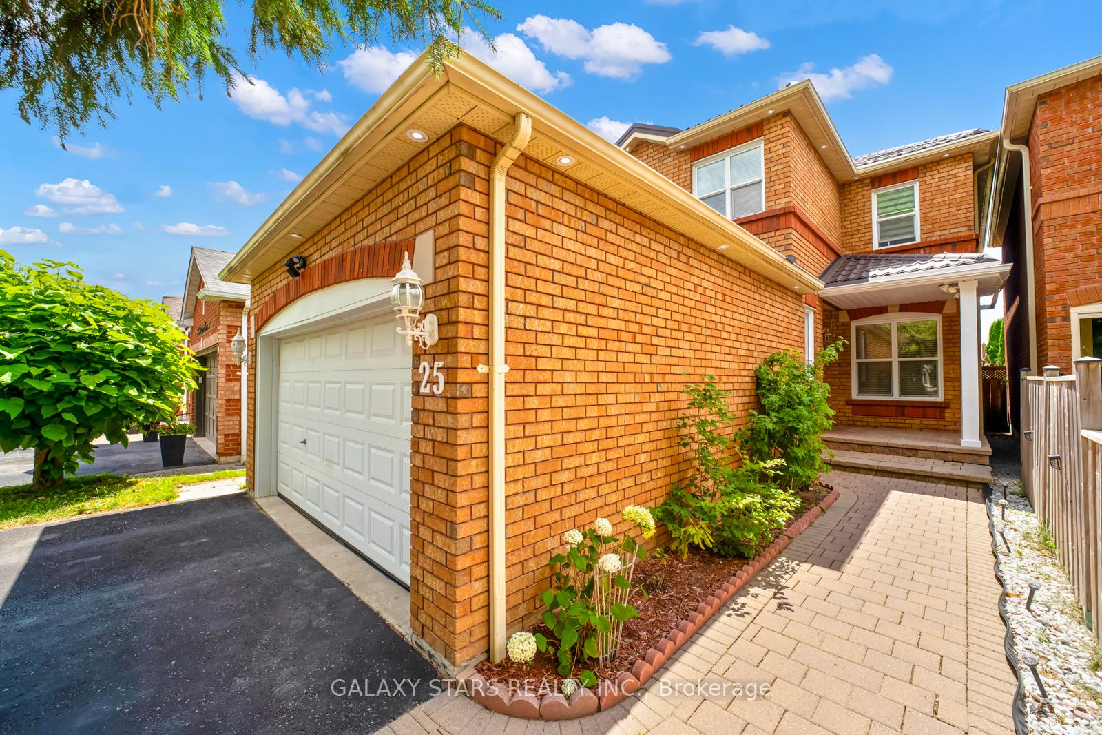 Photo 4 of 25 Fieldnest Crescent, Whitby, Rolling Acres — HOMEH