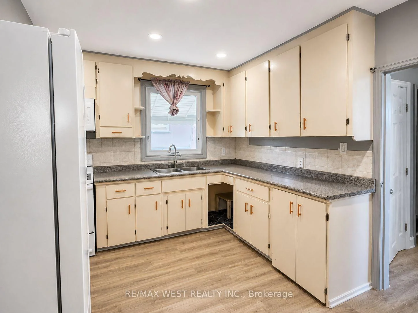 Photo 4 of 875 Ritson Road S, Oshawa, Lakeview — HOMEH