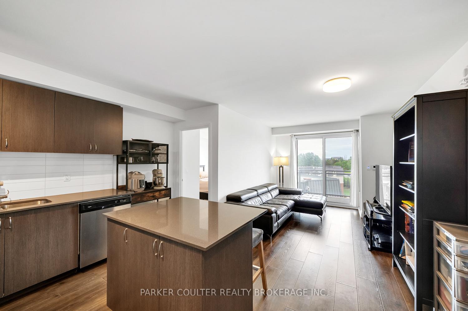Photo 5 of Unit 909, 58 Lakeside Terrace, Barrie, Little Lake — HOMEH