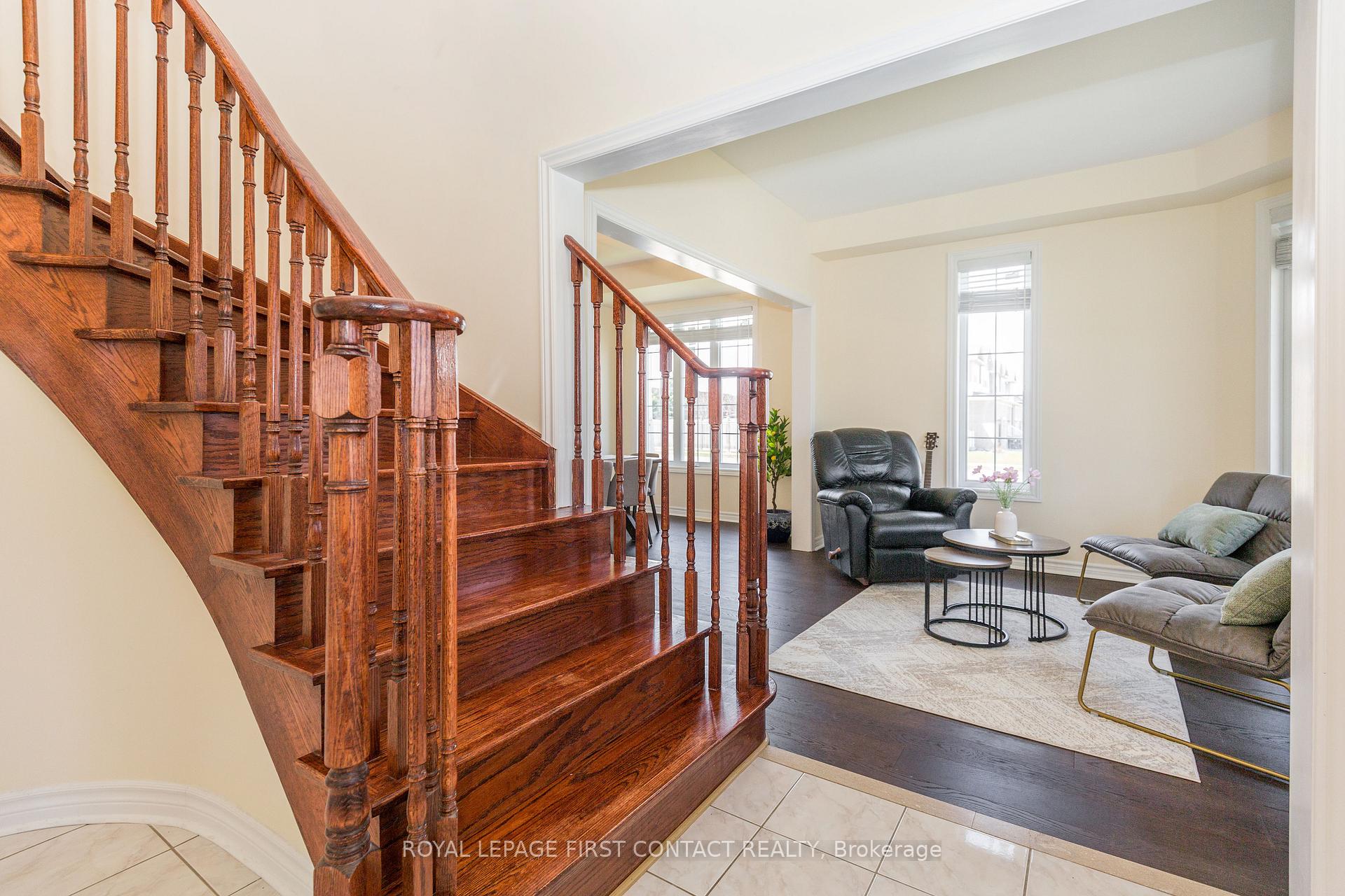 Photo 5 of 1 Griffin Gate, Barrie, Innis-Shore — HOMEH
