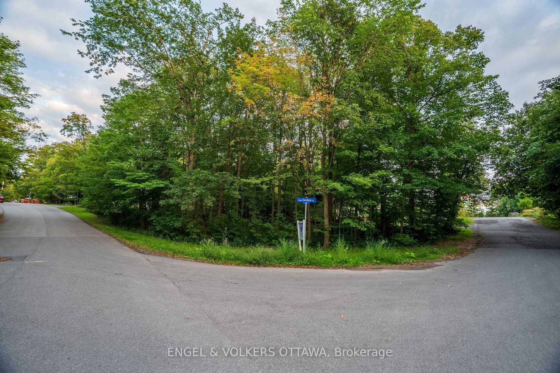 Photo 2 of 8 Davidson Drive, Ottawa, Rothwell Heights — HOMEH