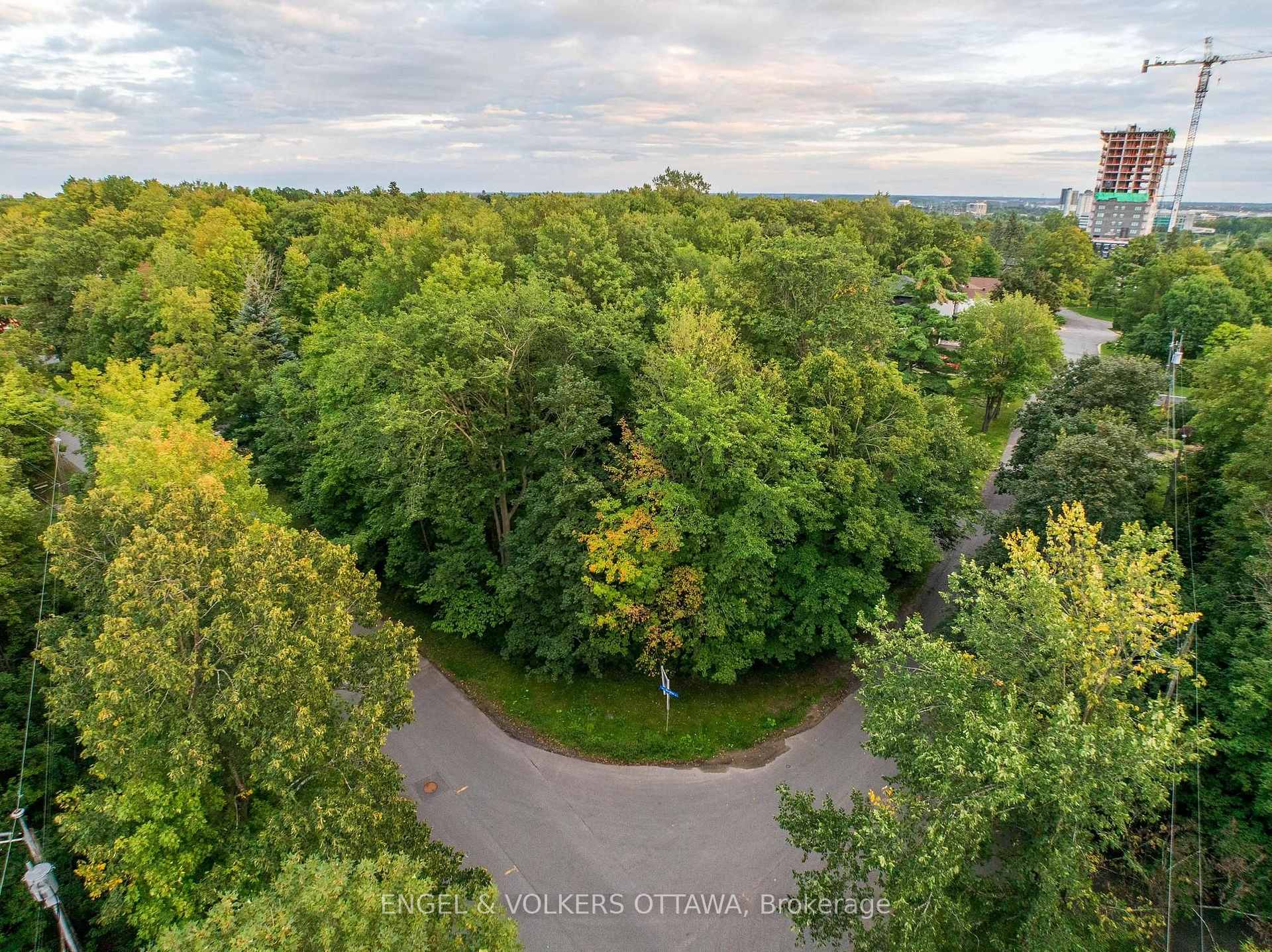Photo 3 of 8 Davidson Drive, Ottawa, Rothwell Heights — HOMEH