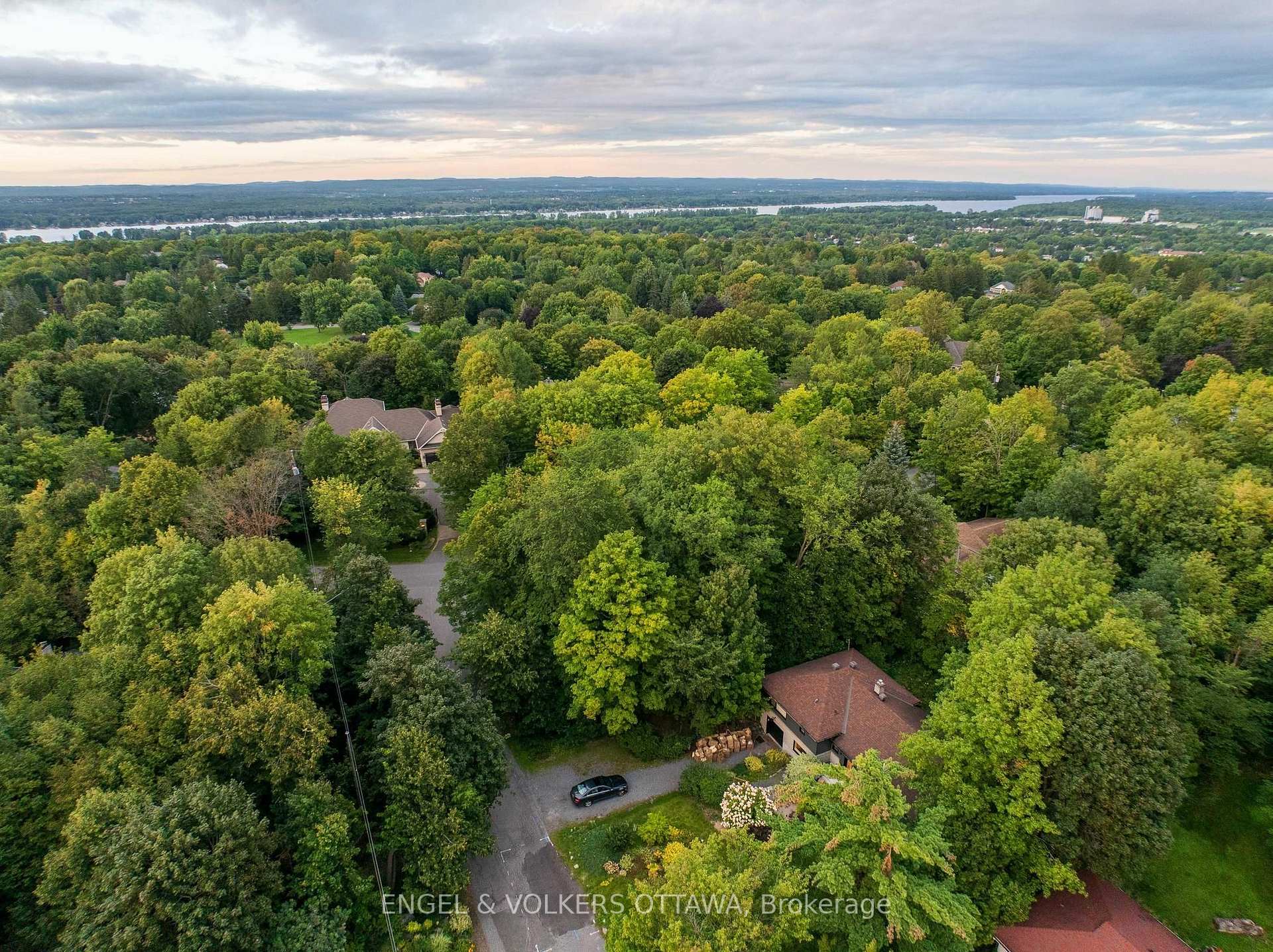 Photo 7 of 8 Davidson Drive, Ottawa, Rothwell Heights — HOMEH