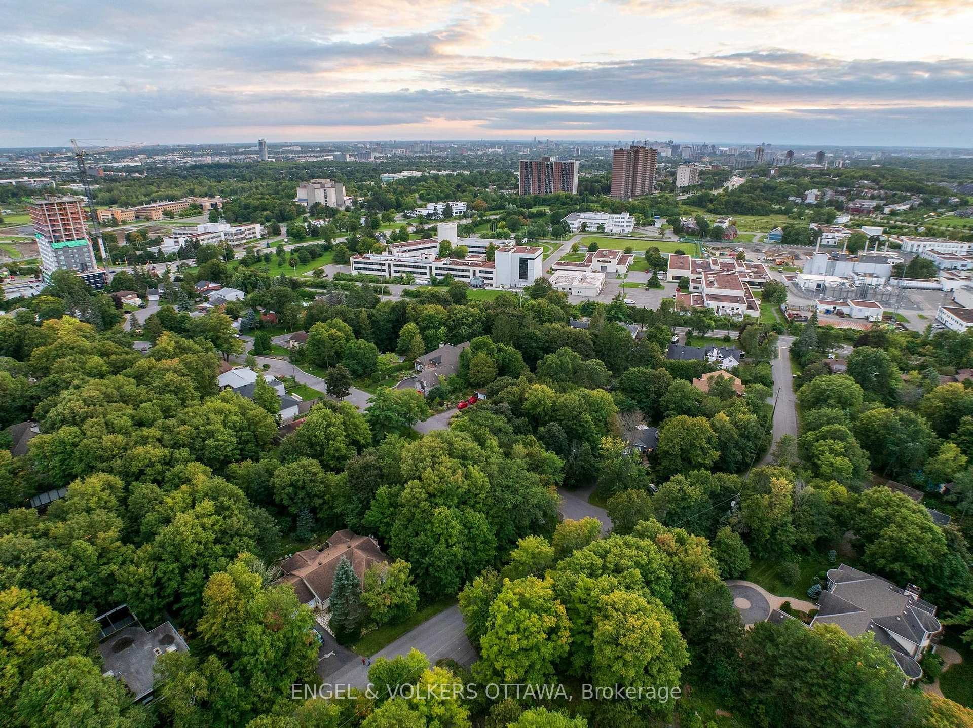 Photo 8 of 8 Davidson Drive, Ottawa, Rothwell Heights — HOMEH