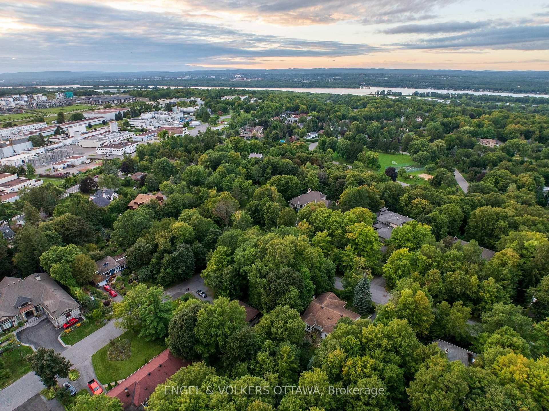 Photo 11 of 8 Davidson Drive, Ottawa, Rothwell Heights — HOMEH