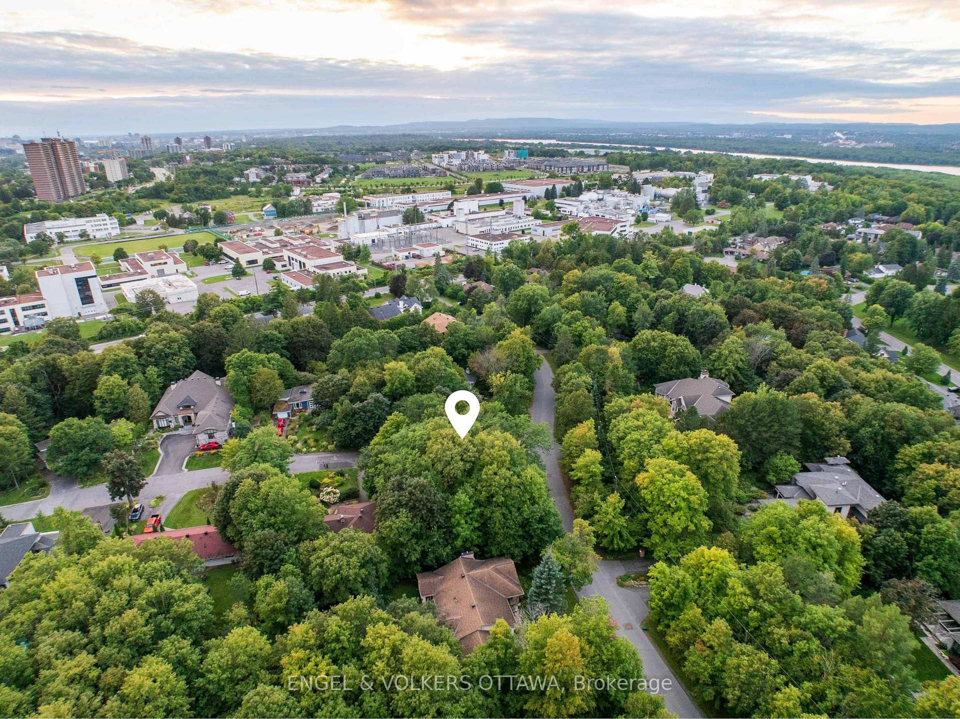 Photo 12 of 8 Davidson Drive, Ottawa, Rothwell Heights — HOMEH