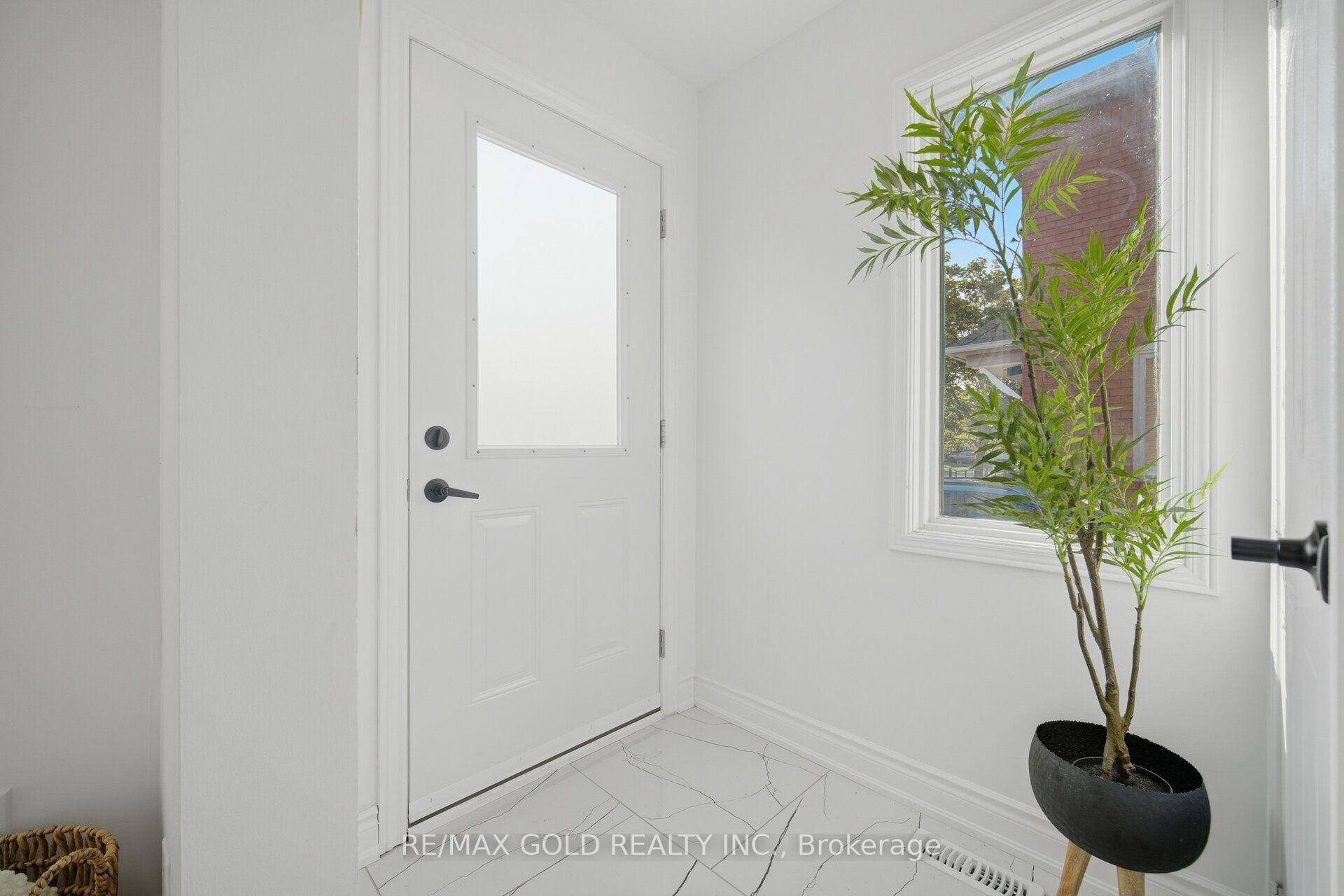 Photo 11 of 29 Fern Valley Crescent, Brampton, Sandringham-Wellington — HOMEH
