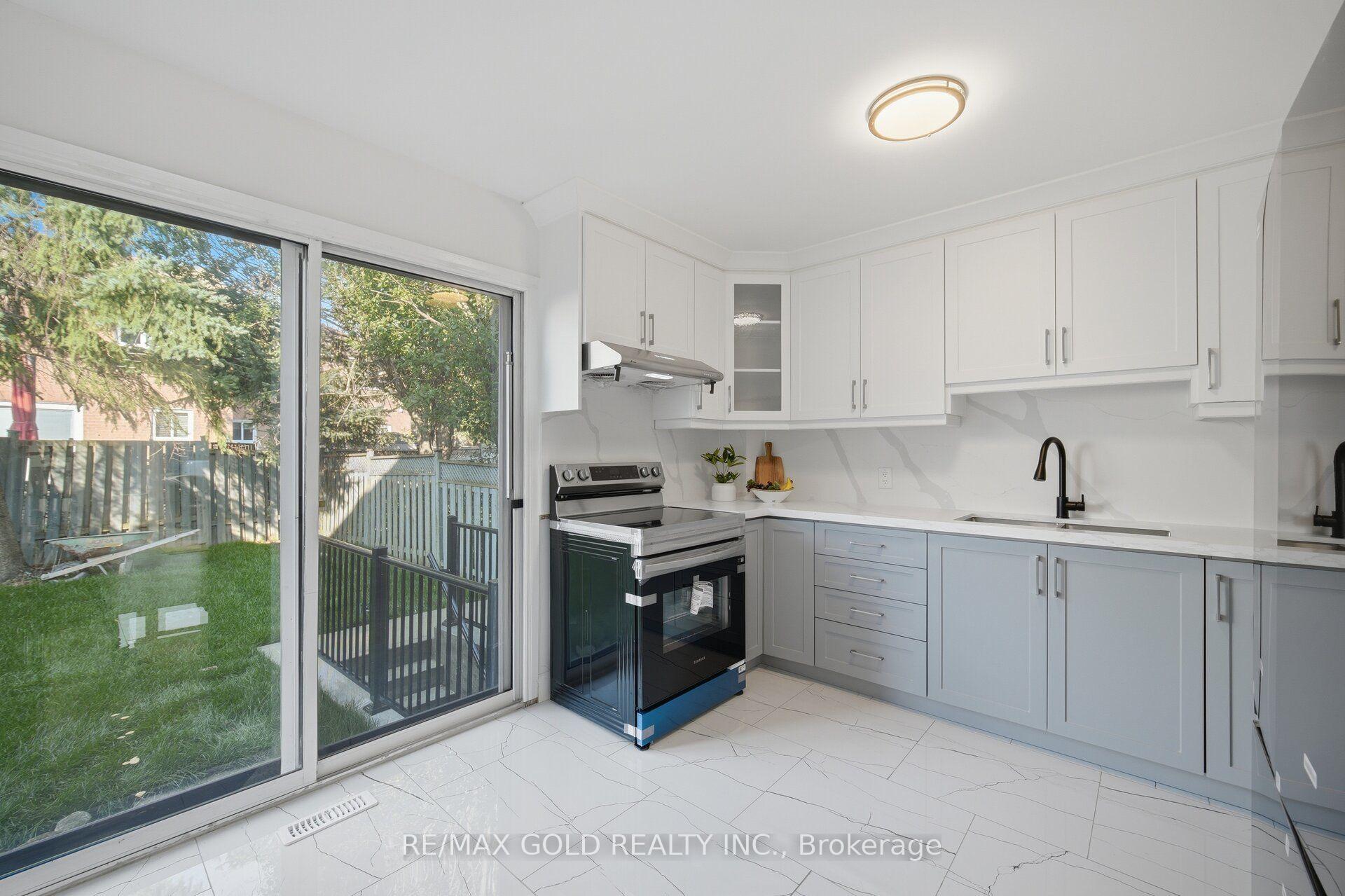Photo 21 of 29 Fern Valley Crescent, Brampton, Sandringham-Wellington — HOMEH