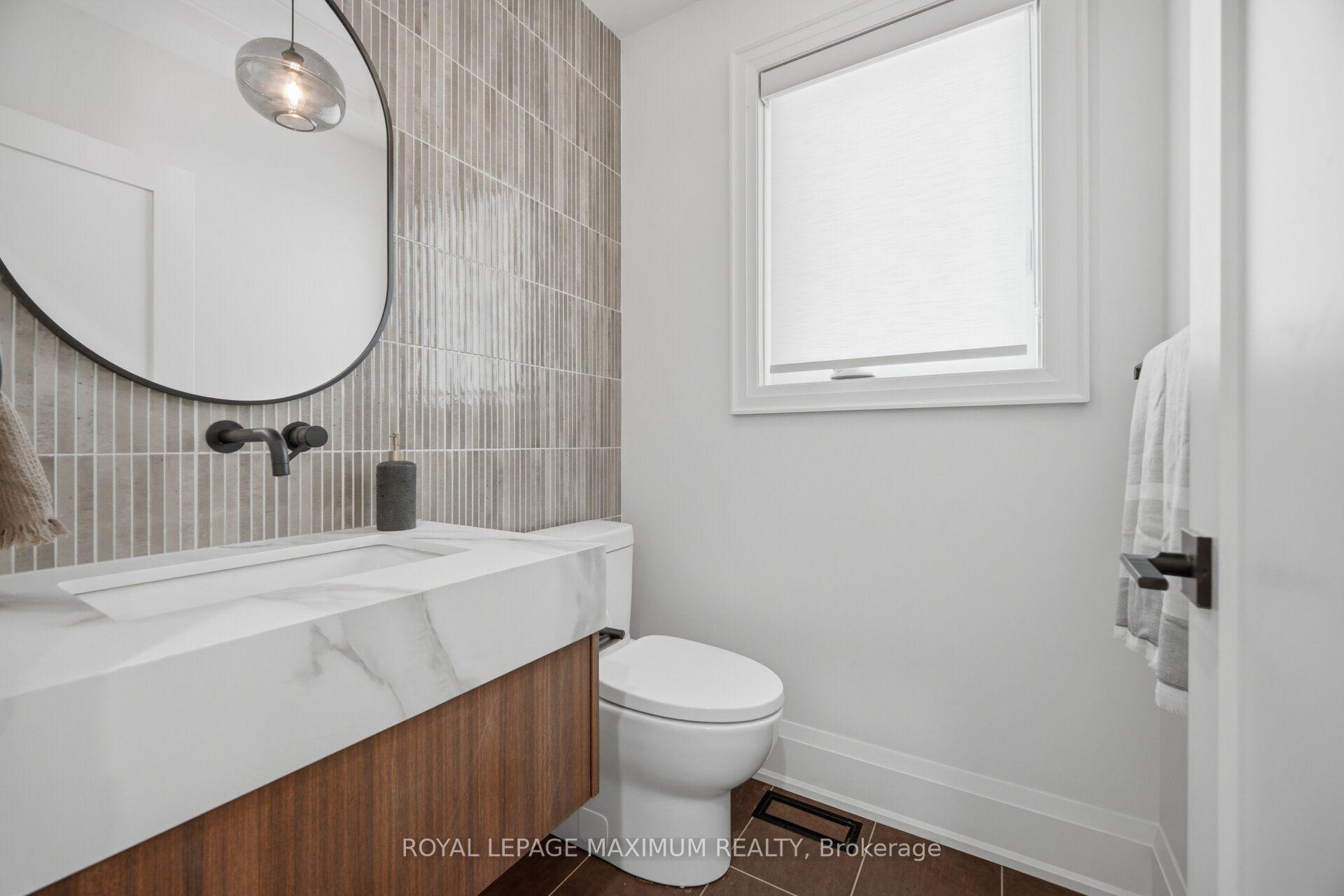 Photo 19 of 11 Park Blvd, Etobicoke, Long Branch — HOMEH