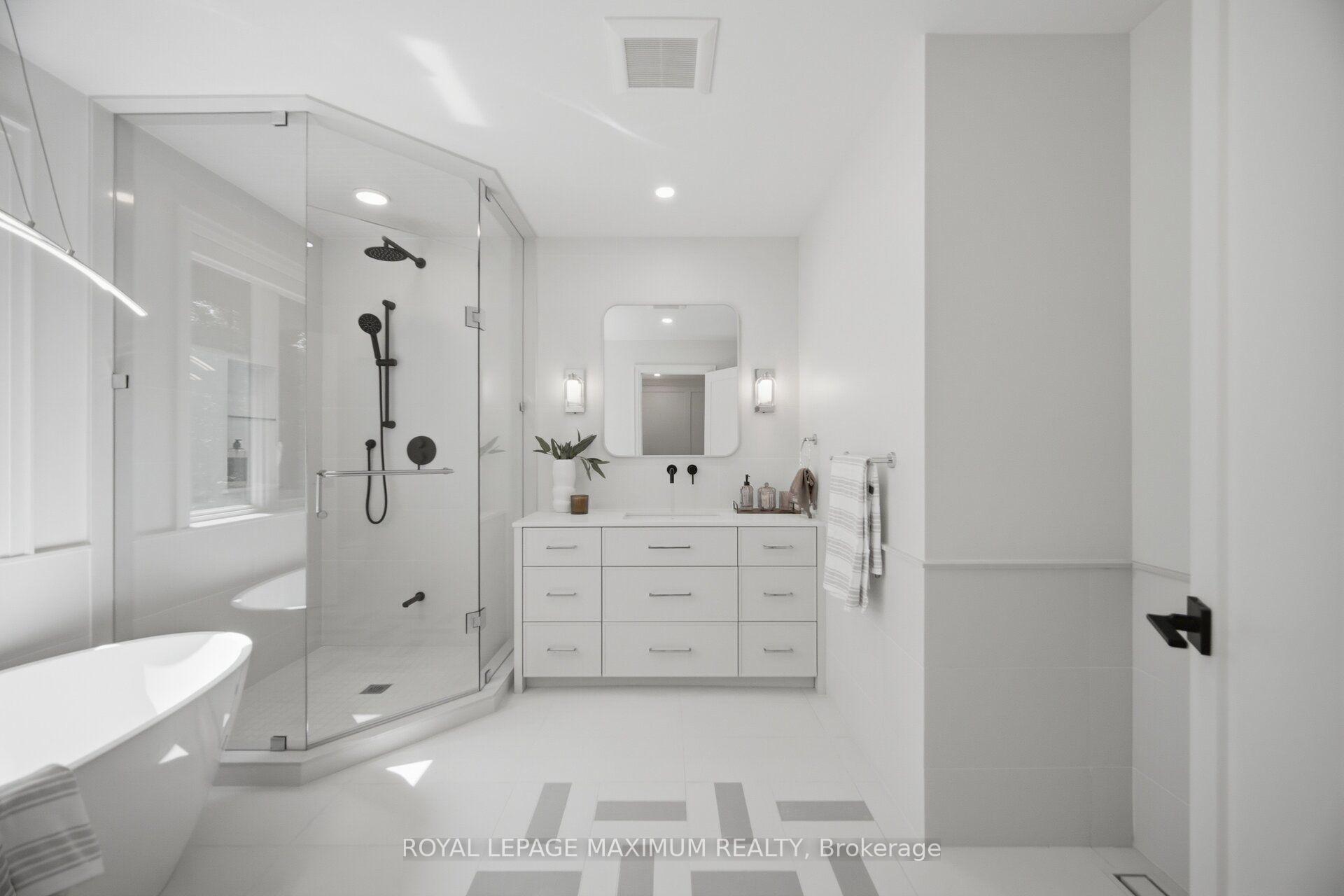 Photo 26 of 11 Park Blvd, Etobicoke, Long Branch — HOMEH