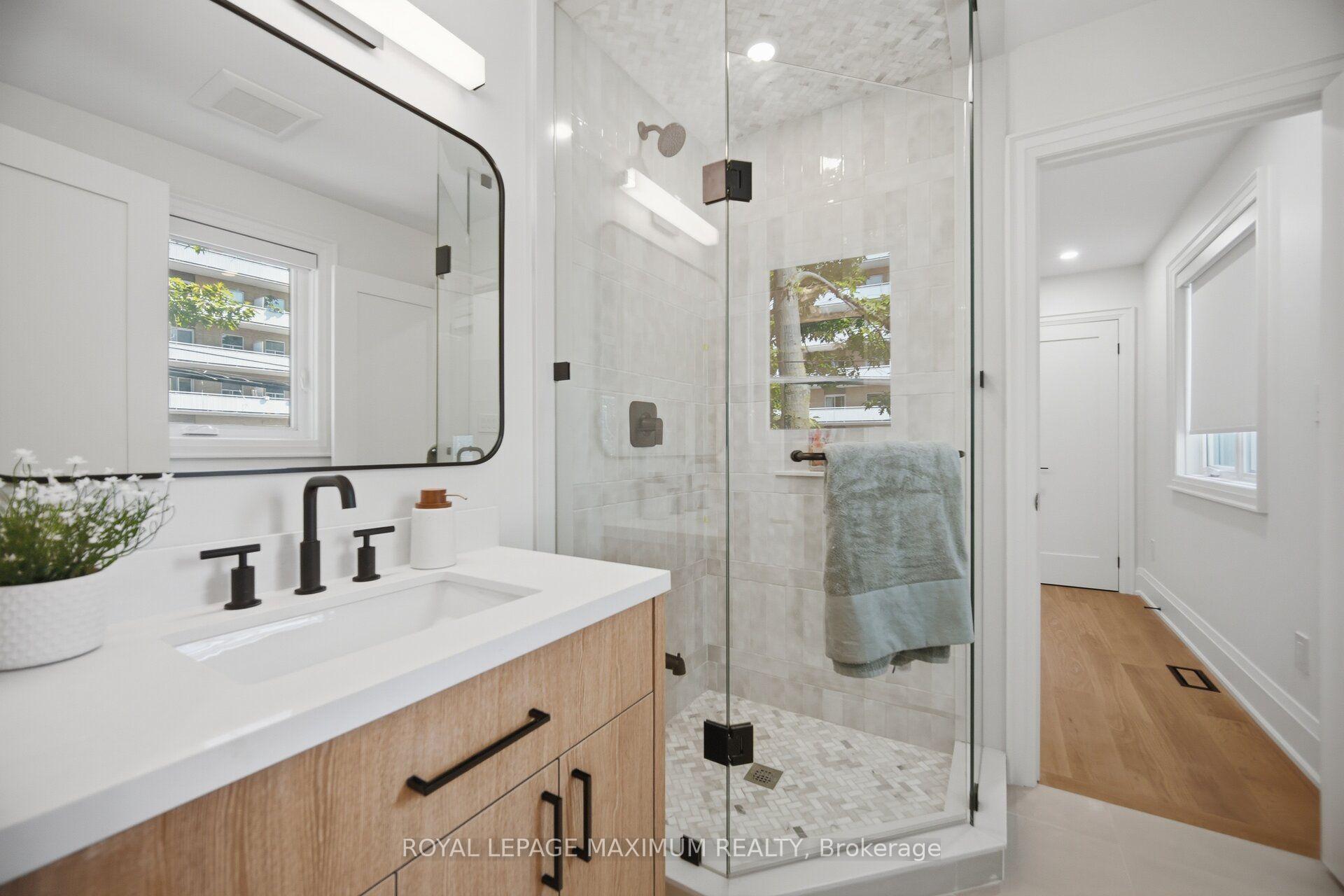 Photo 31 of 11 Park Blvd, Etobicoke, Long Branch — HOMEH