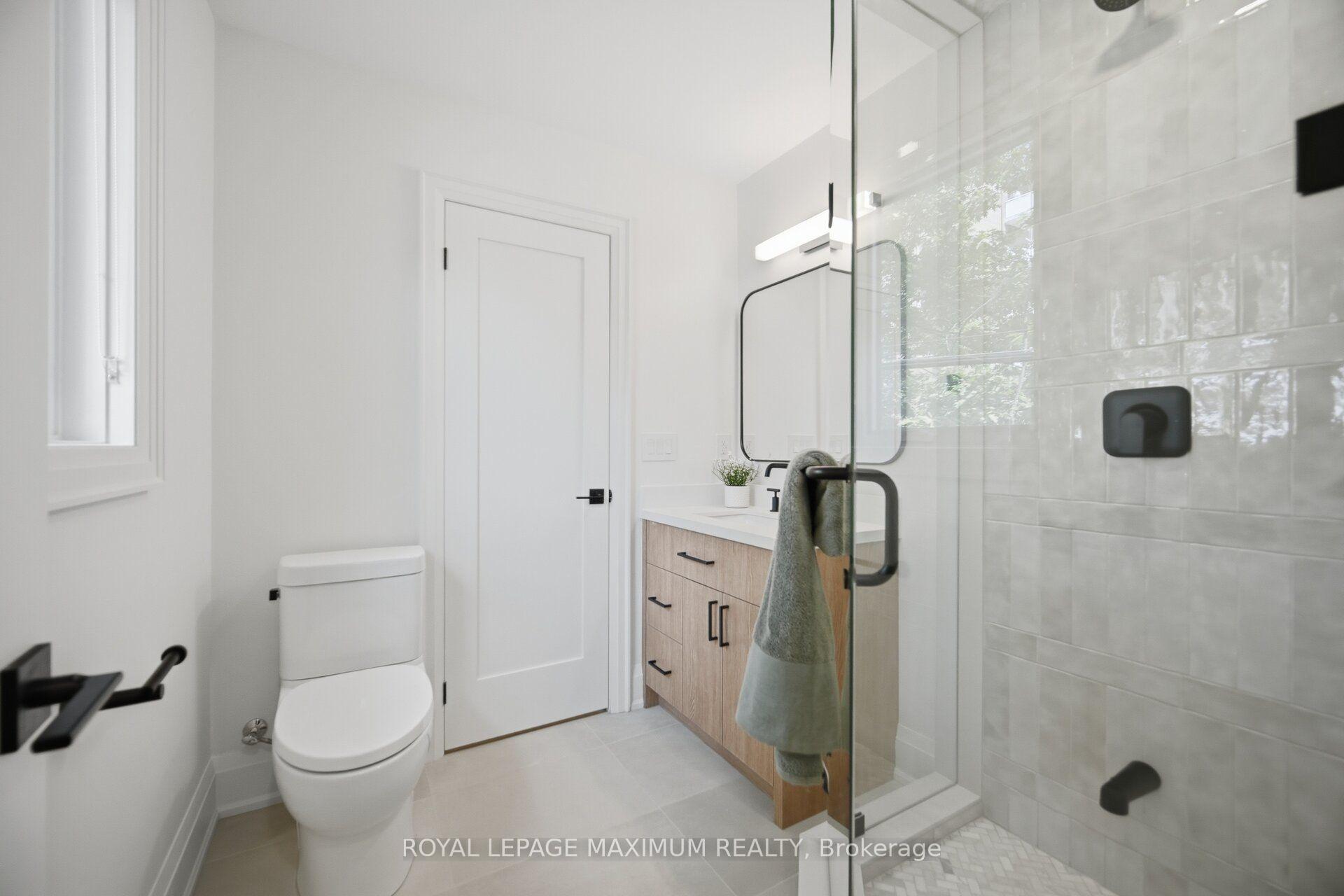 Photo 32 of 11 Park Blvd, Etobicoke, Long Branch — HOMEH