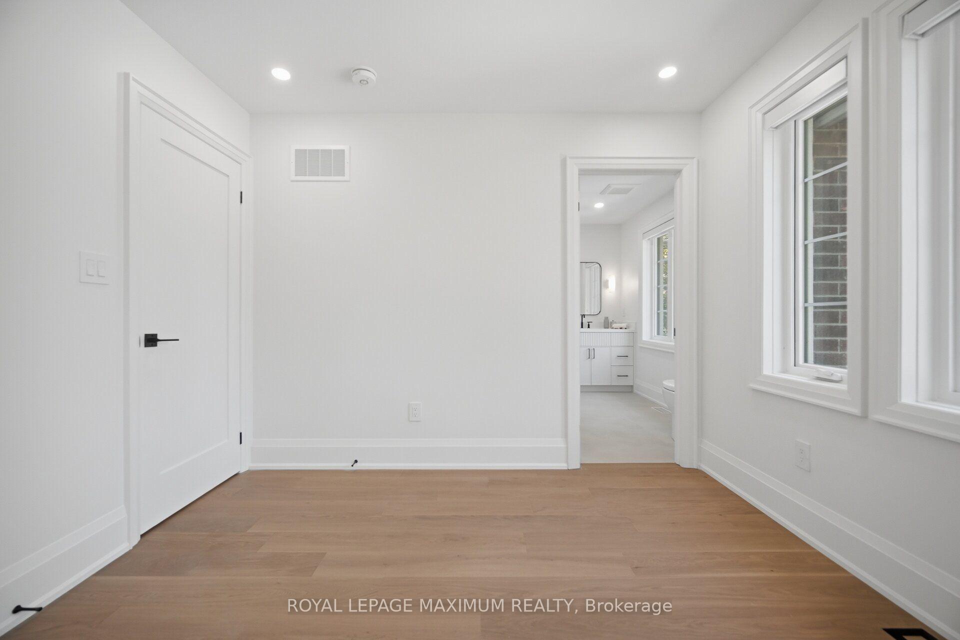 Photo 35 of 11 Park Blvd, Etobicoke, Long Branch — HOMEH
