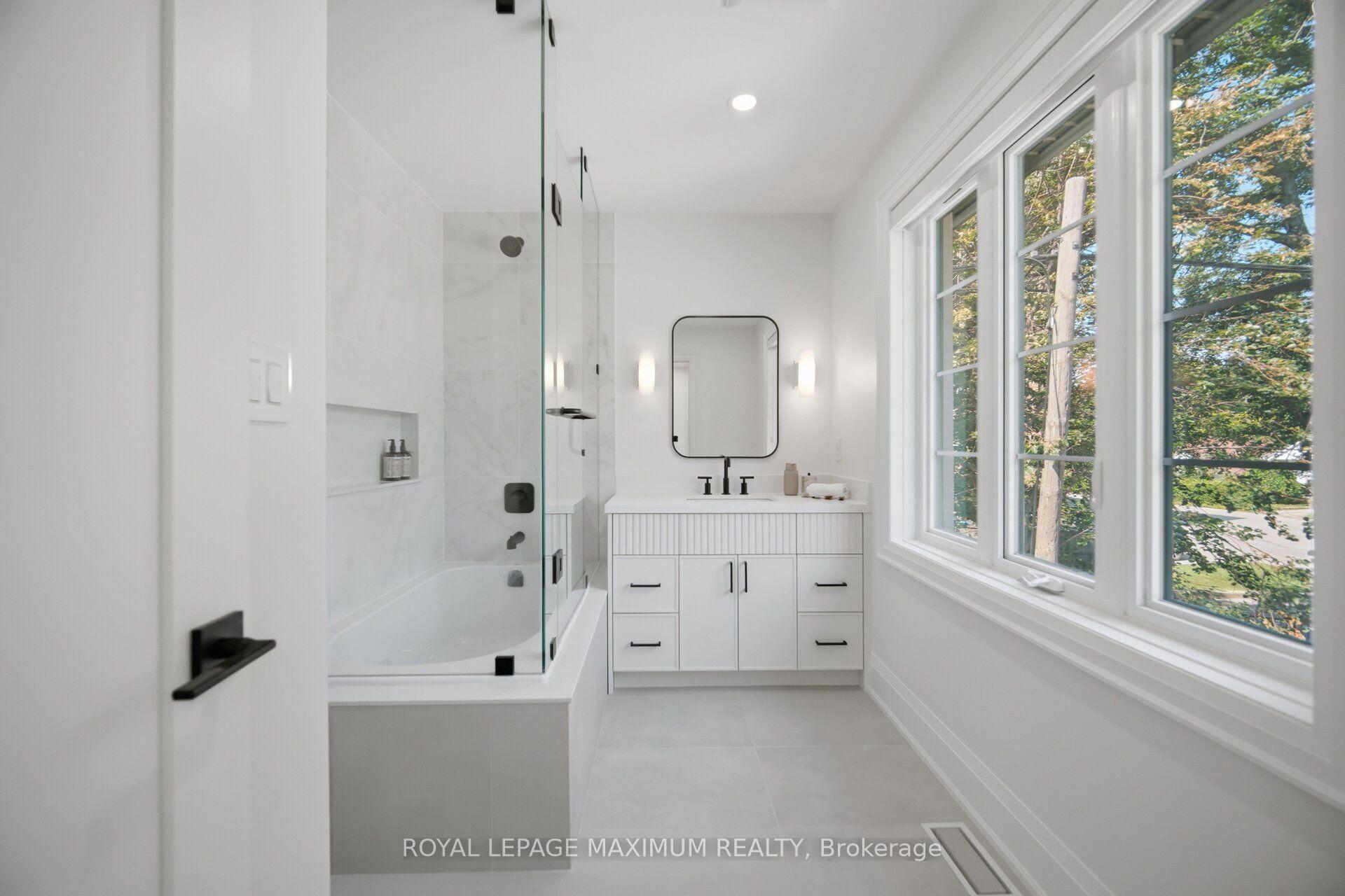 Photo 36 of 11 Park Blvd, Etobicoke, Long Branch — HOMEH