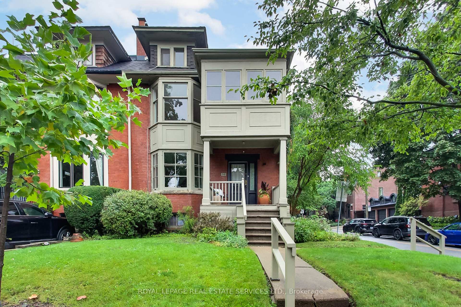 Front of 98 Woodlawn Avenue W