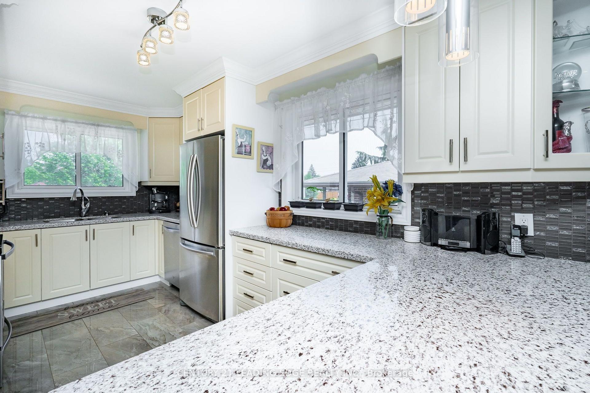 Photo 6 of 258 Nipigon Street, Oshawa, McLaughlin — HOMEH