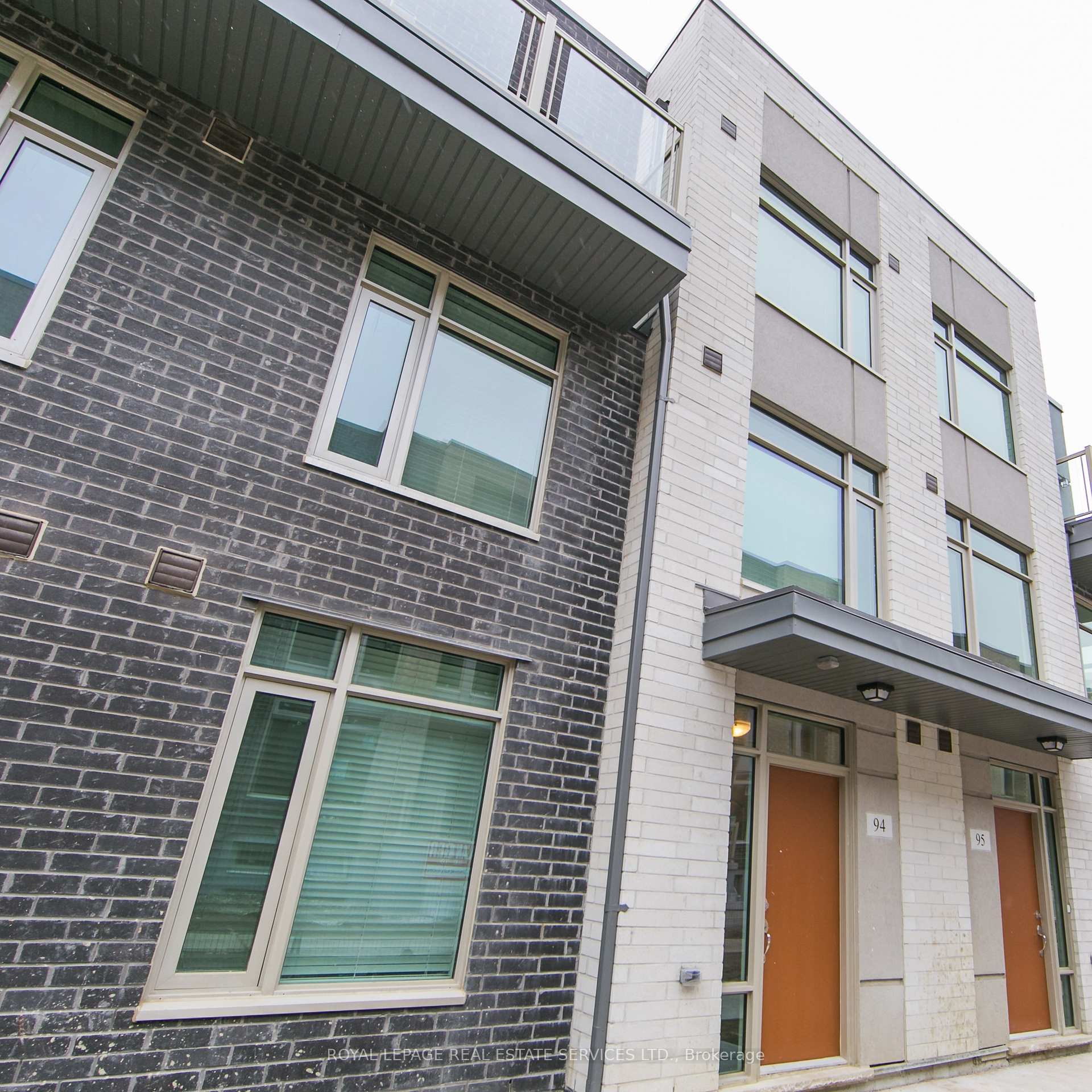 Front of Unit 94, 15 Applewood Lane