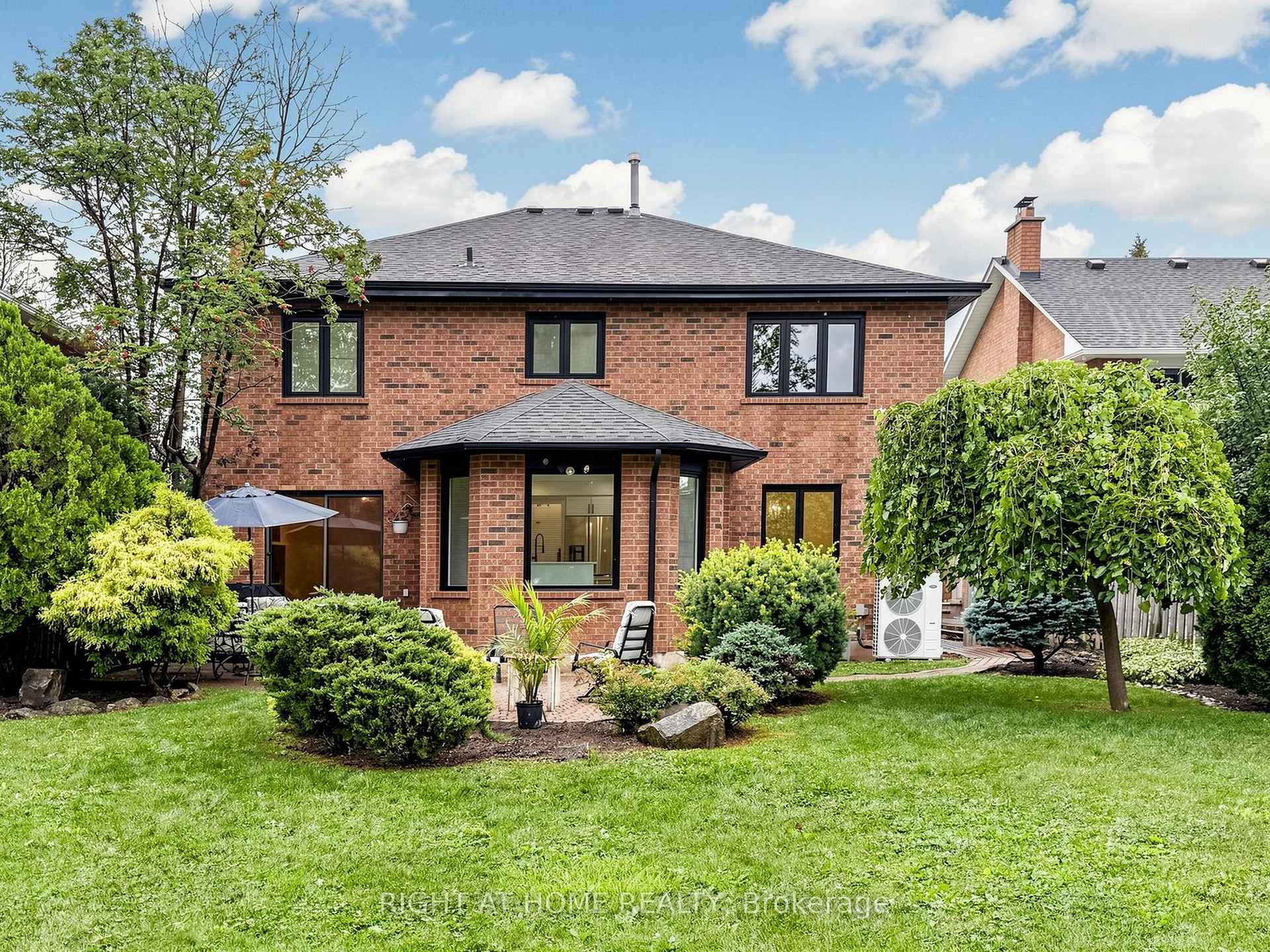 Photo 3 of 2920 Kingsway Drive, Oakville, Clearview — HOMEH