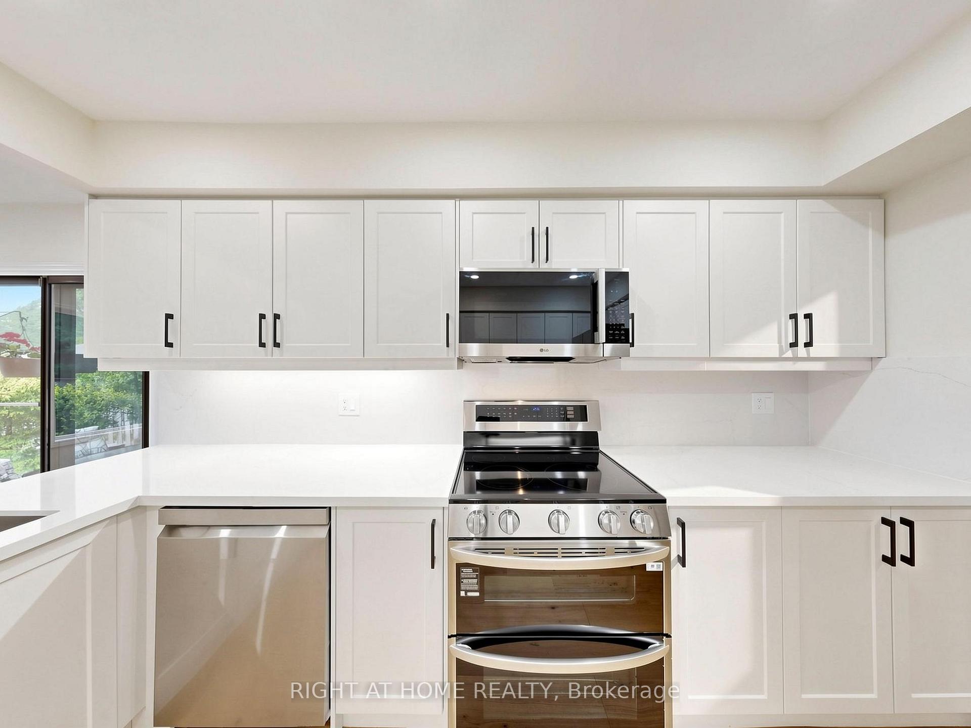 Photo 22 of 2920 Kingsway Drive, Oakville, Clearview — HOMEH